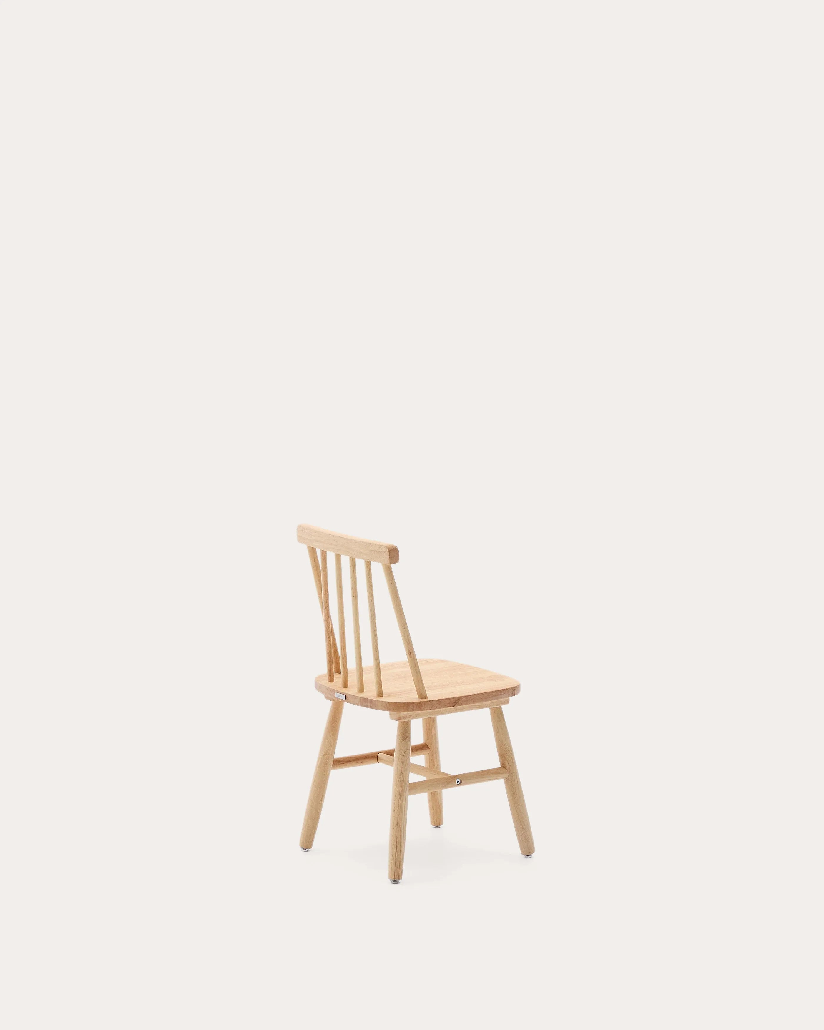 Der Kinderstuhl Tressia aus massivem Kautschukholz vereint robustes Design mit natürlicher Eleganz und bietet sicheren Komfort für Kinder.