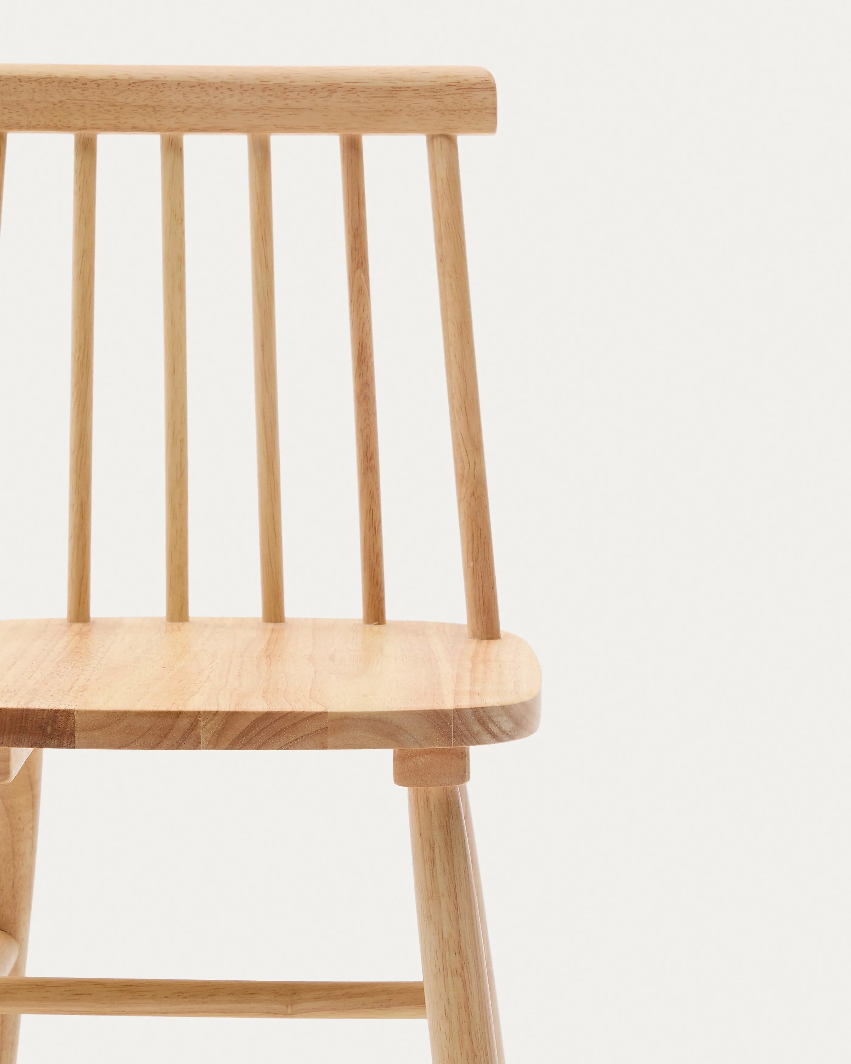 Der Kinderstuhl Tressia aus massivem Kautschukholz vereint robustes Design mit natürlicher Eleganz und bietet sicheren Komfort für Kinder.