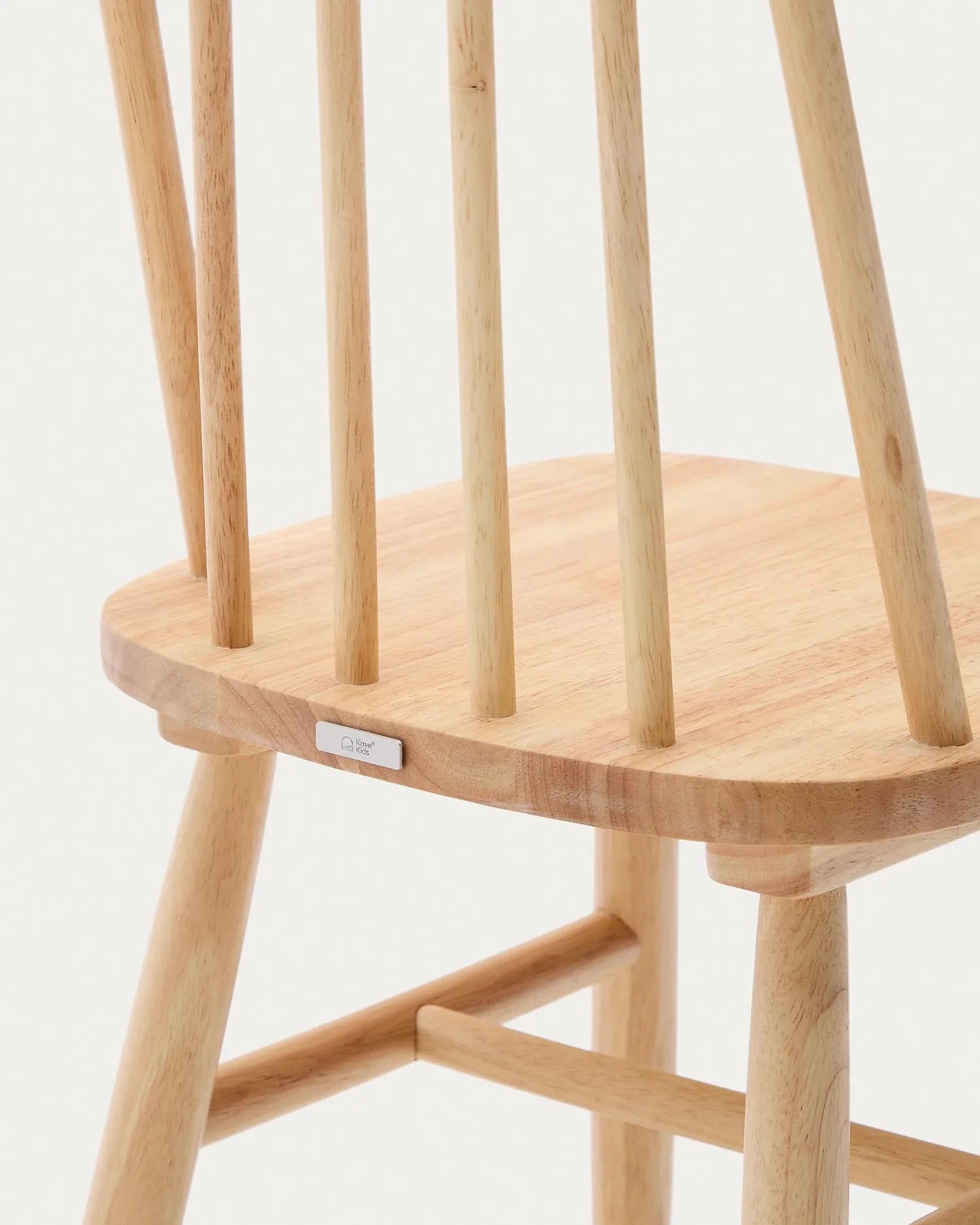 Der Kinderstuhl Tressia aus massivem Kautschukholz vereint robustes Design mit natürlicher Eleganz und bietet sicheren Komfort für Kinder.