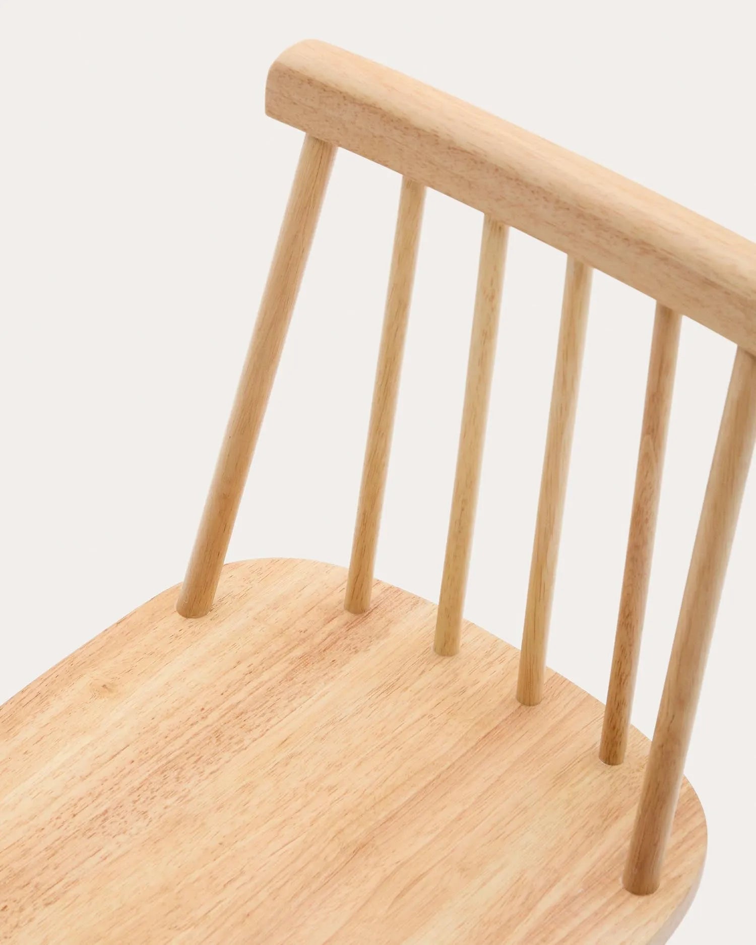 Der Kinderstuhl Tressia aus massivem Kautschukholz vereint robustes Design mit natürlicher Eleganz und bietet sicheren Komfort für Kinder.