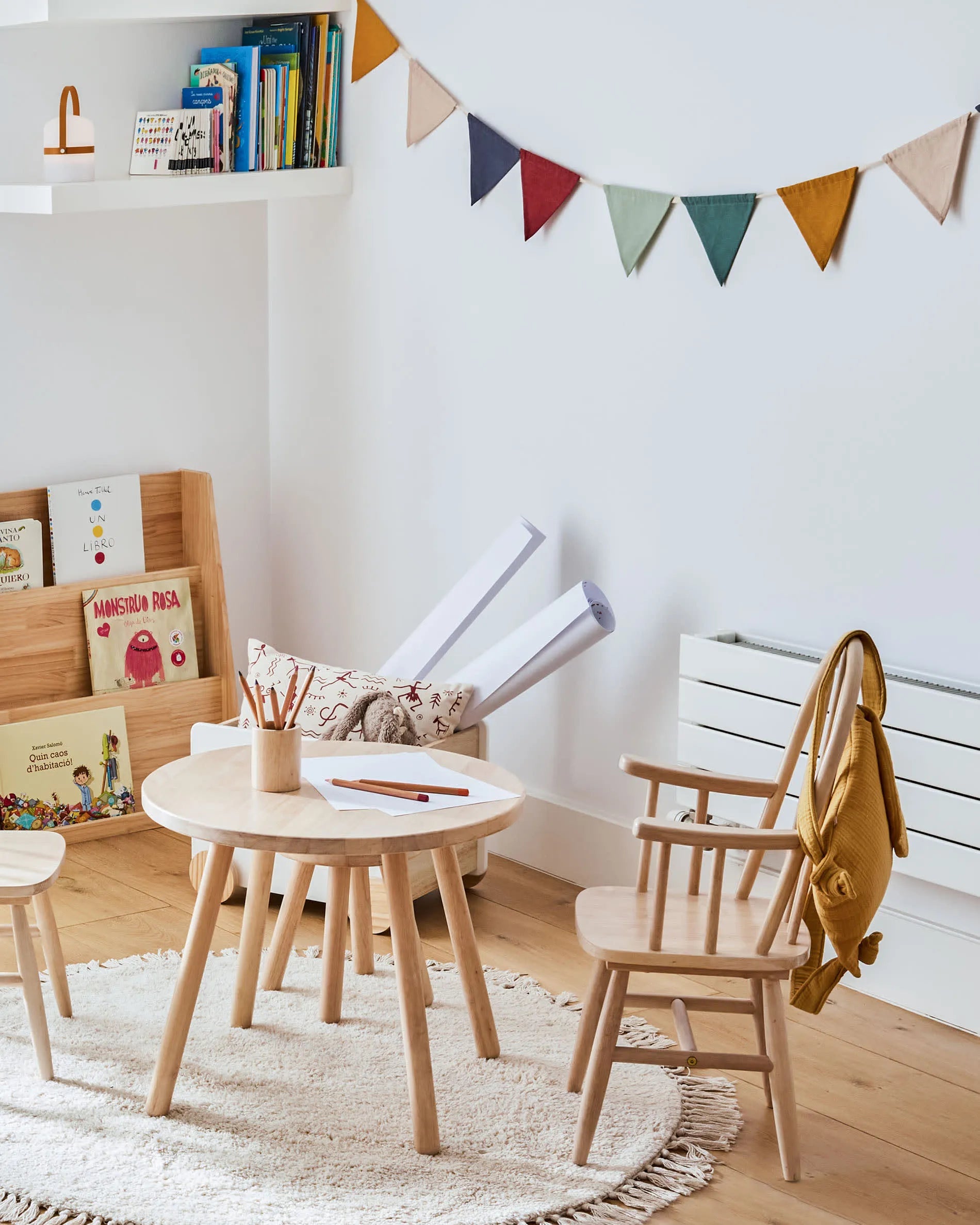 Der Kinderstuhl Tressia aus massivem Kautschukholz vereint robustes Design mit natürlicher Eleganz und bietet sicheren Komfort für Kinder.