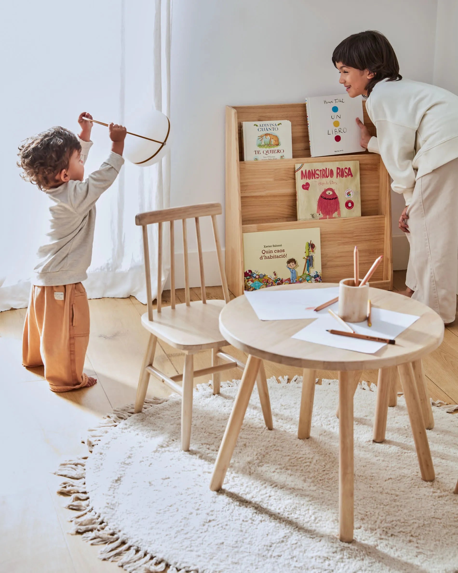 Der Kinderstuhl Tressia aus massivem Kautschukholz vereint robustes Design mit natürlicher Eleganz und bietet sicheren Komfort für Kinder.