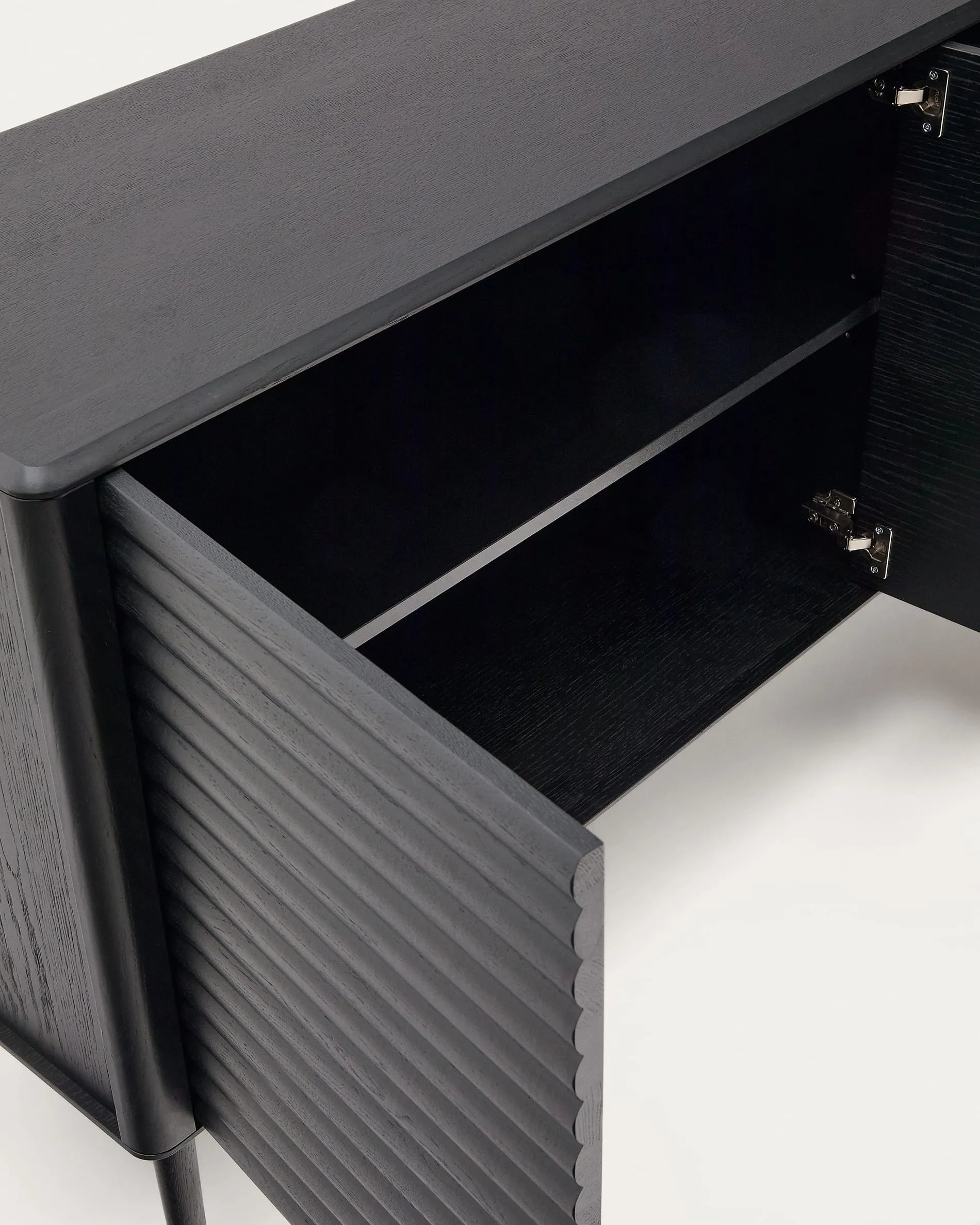 Elegantes Highboard aus Eiche, 3 Türen, 3 Schubladen, 200x86cm, FSC-zertifiziert, modern und nachhaltig.