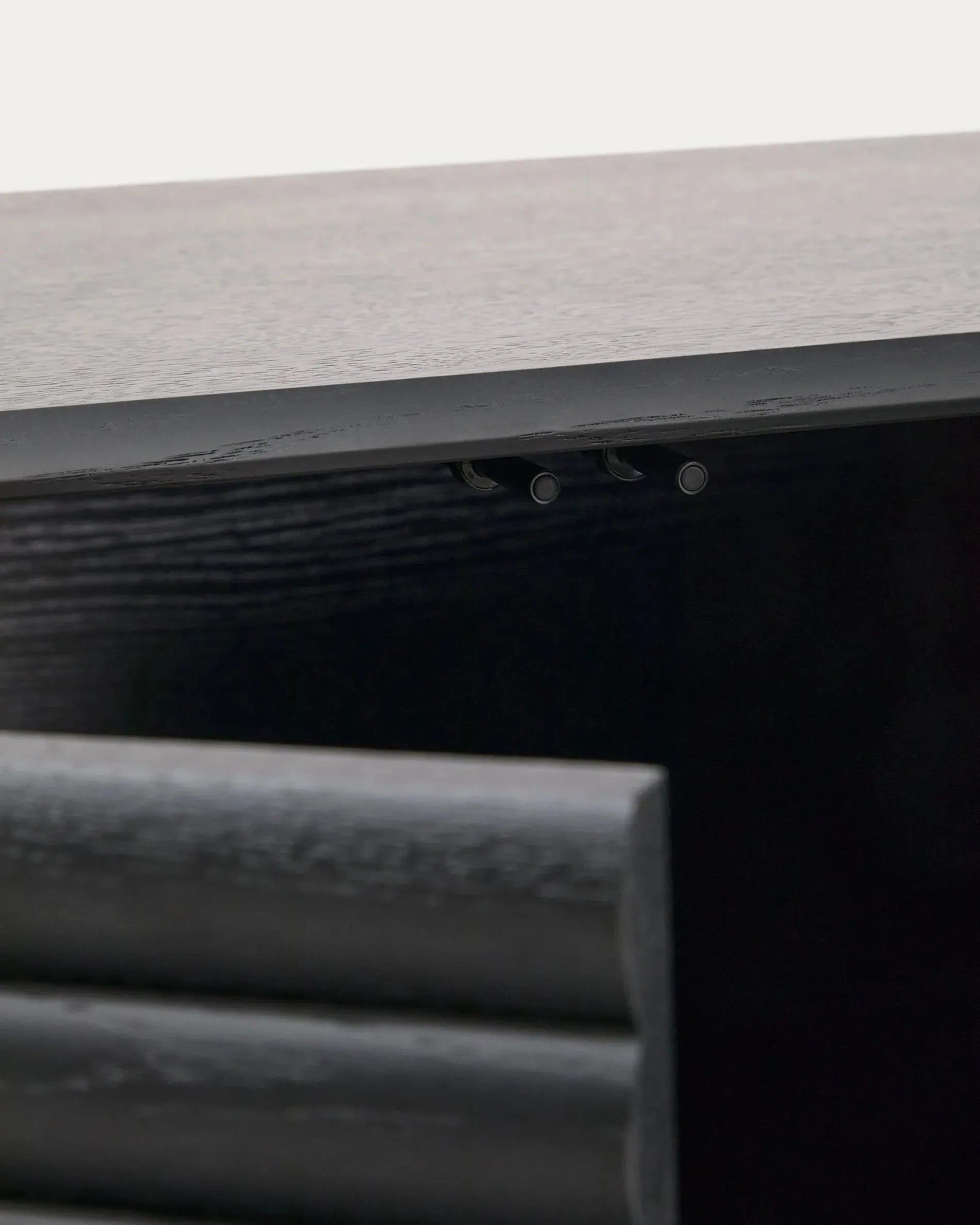 Elegantes Highboard Lenon aus Eiche, schwarz, mit 3 Türen, 3 Schubladen, FSC-zertifiziert, 200x86cm, massiv und furniert.