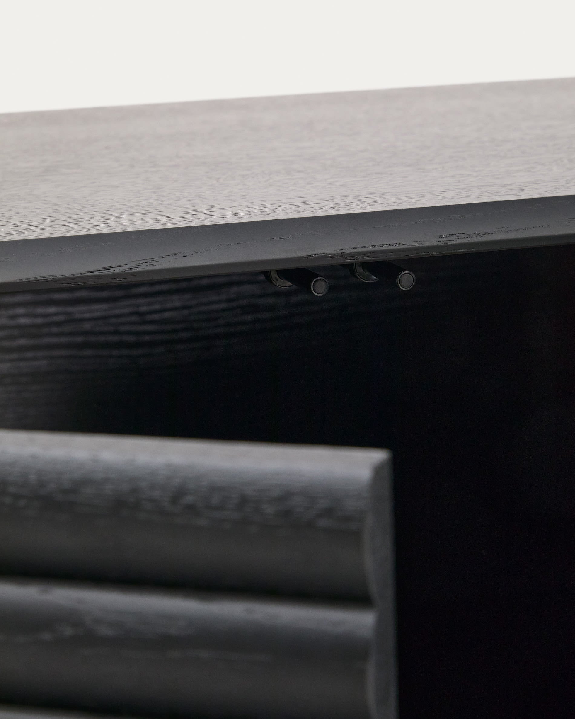 Stilvolles Highboard Lenon aus Eiche, schwarz, mit 3 Türen, 3 Schubladen, FSC-zertifiziert, 200x86cm, massiv und furniert.