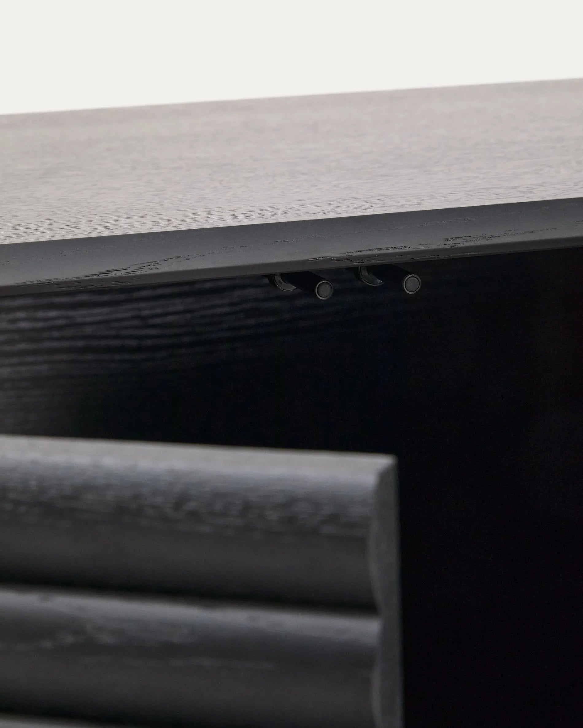 Elegantes Highboard aus Eiche, 3 Türen, 3 Schubladen, 200x86cm, FSC-zertifiziert, modern und nachhaltig.