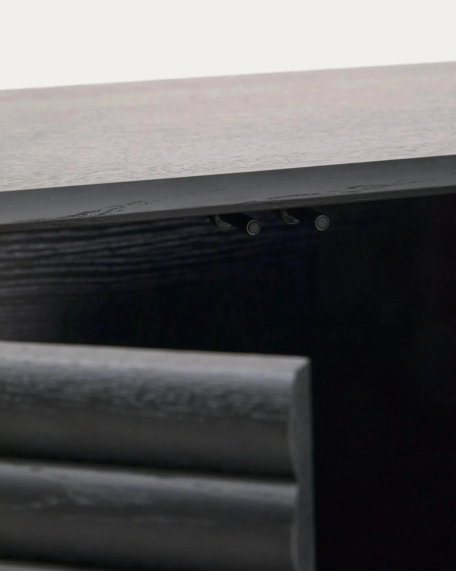 Stilvolles Highboard Lenon aus Eiche, schwarz, mit 3 Türen, 3 Schubladen, FSC-zertifiziert, 200x86cm, massiv und furniert.