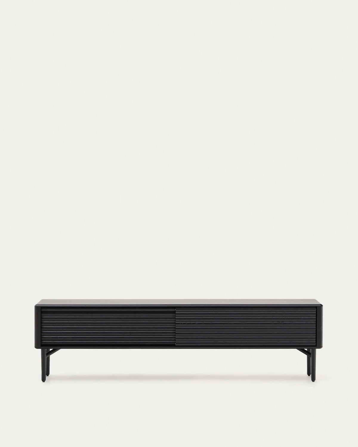 TV-Möbel Lenon 2 Türen Massivholz und Eichenfurnier schwarz 200x57 cm FSC Mix Kredit in Schwarz präsentiert im Onlineshop von KAQTU Design AG. TV-Möbel ist von Kave Home