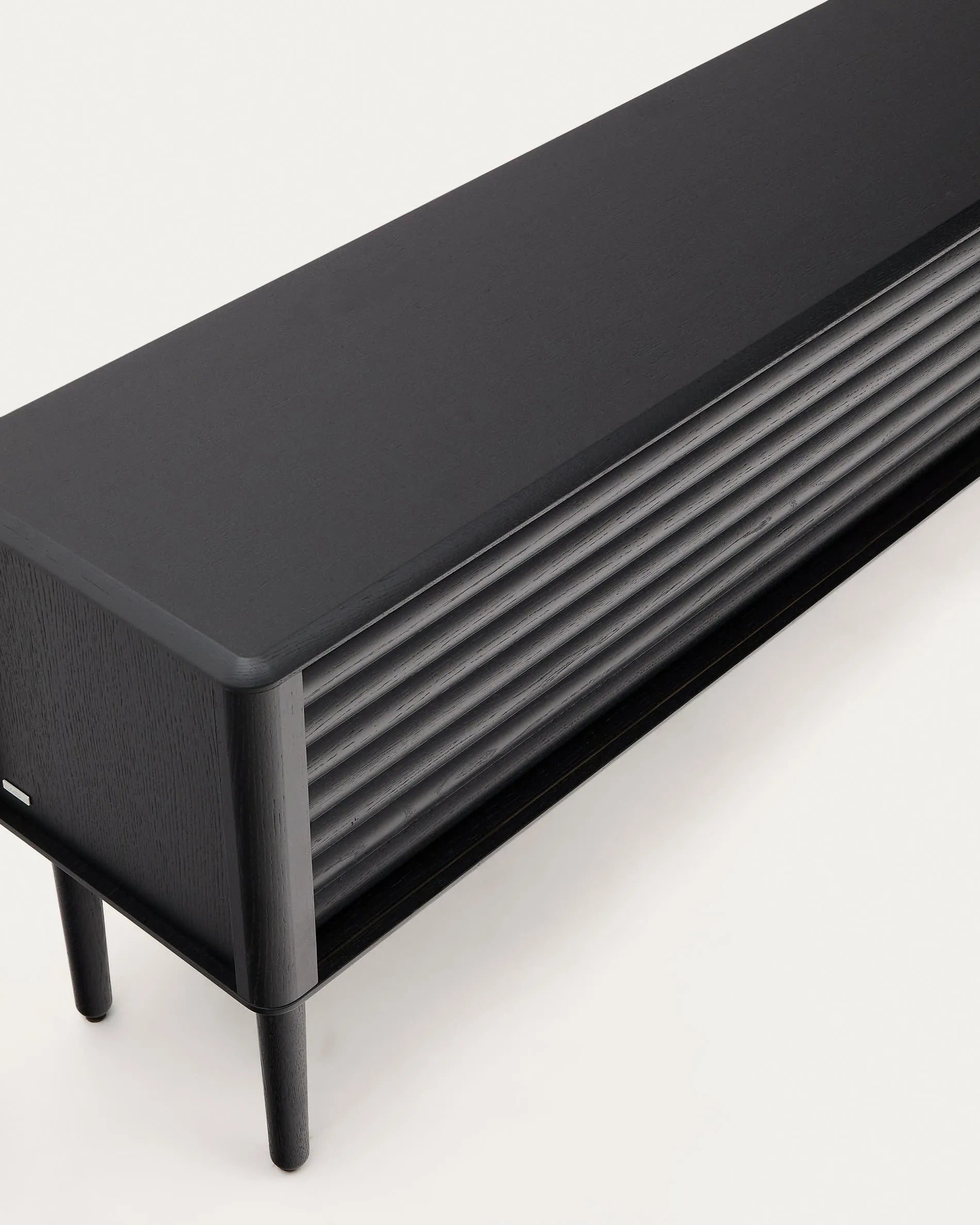 Elegantes TV-Möbel aus schwarzem Eichenfurnier, 200x57 cm, mit 2 Türen für stilvollen Stauraum.