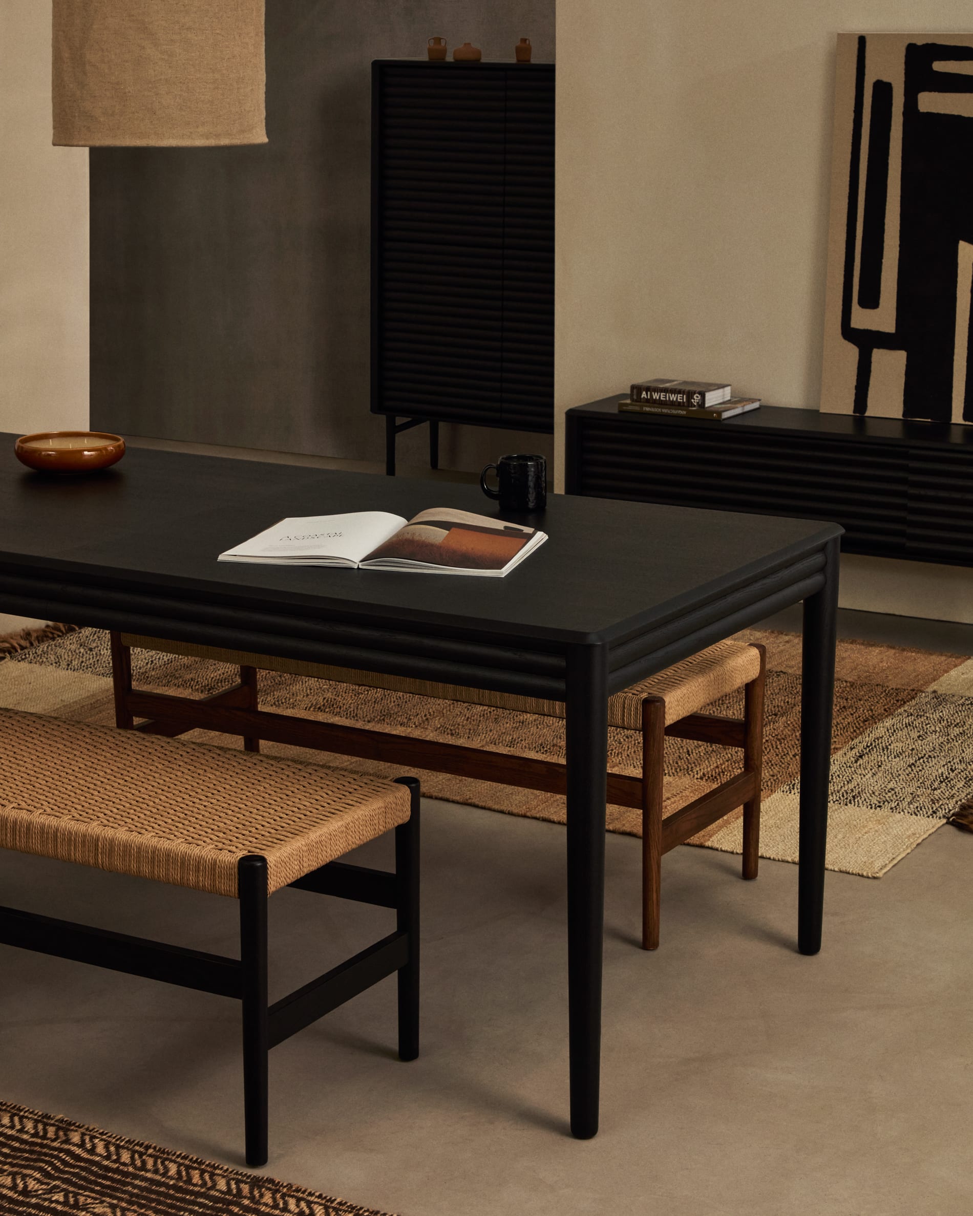 Elegantes TV-Möbel aus Massivholz und Eichenfurnier, schwarz, 200x57 cm, FSC-zertifiziert, mit 2 Türen, von Kave Home.
