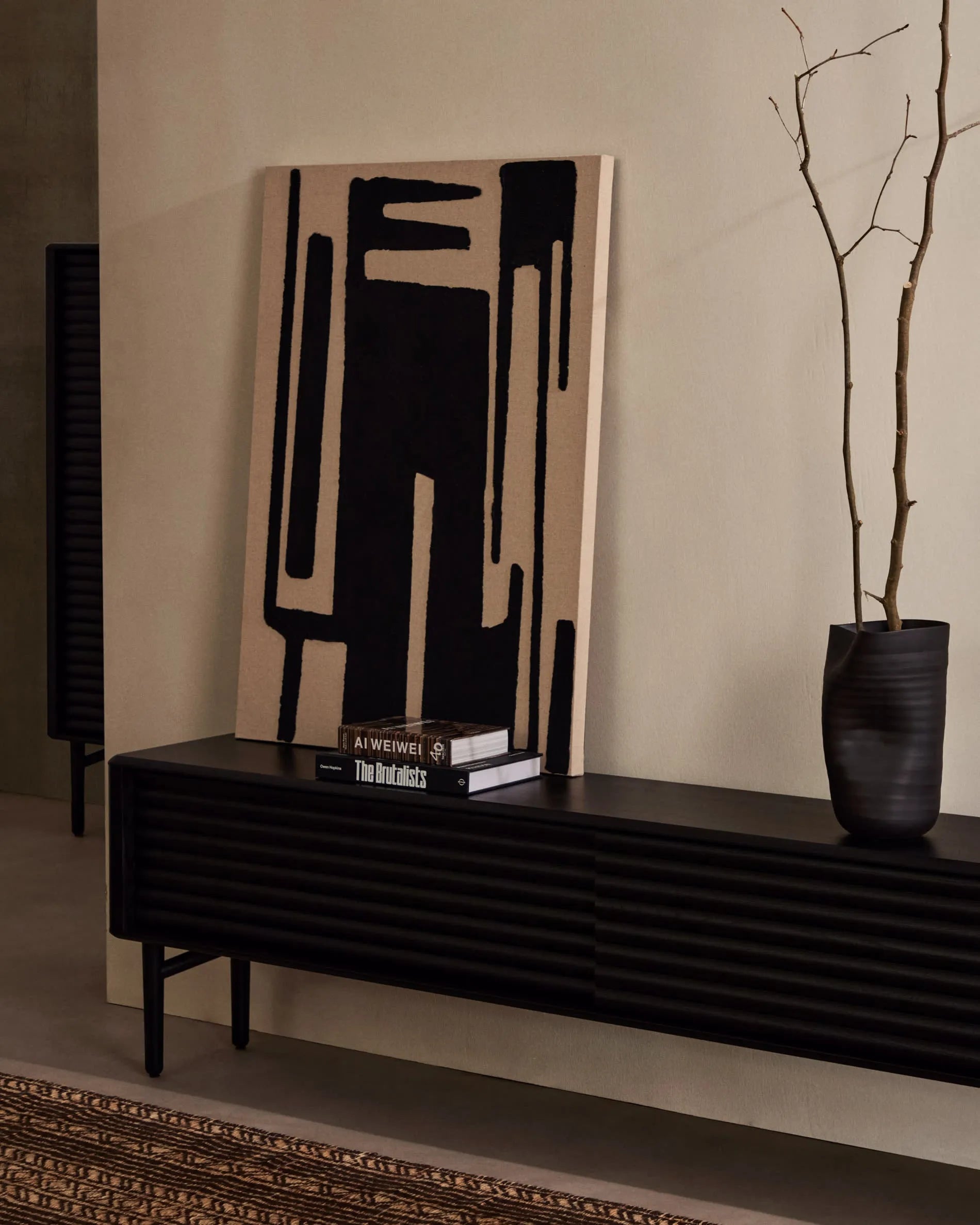 Elegantes TV-Möbel aus schwarzem Eichenfurnier, 200x57 cm, mit 2 Türen für stilvollen Stauraum.