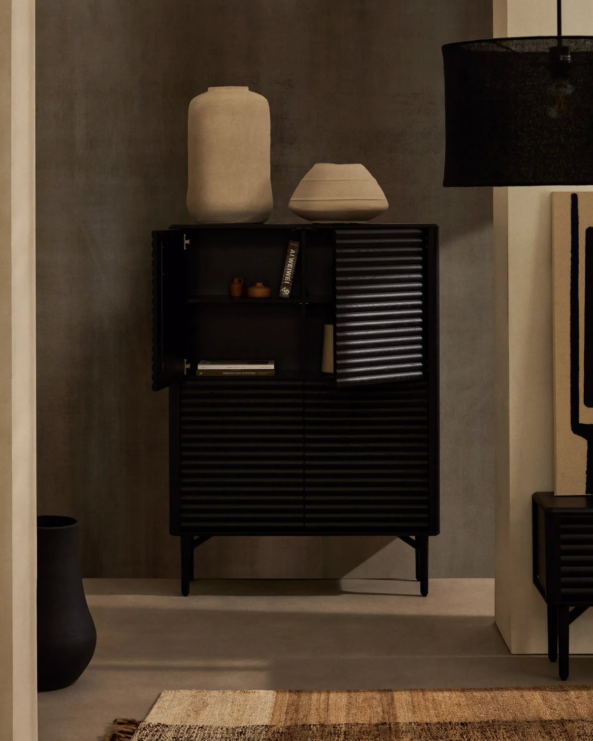Elegantes TV-Möbel aus schwarzem Eichenfurnier, 200x57 cm, mit 2 Türen für stilvollen Stauraum.