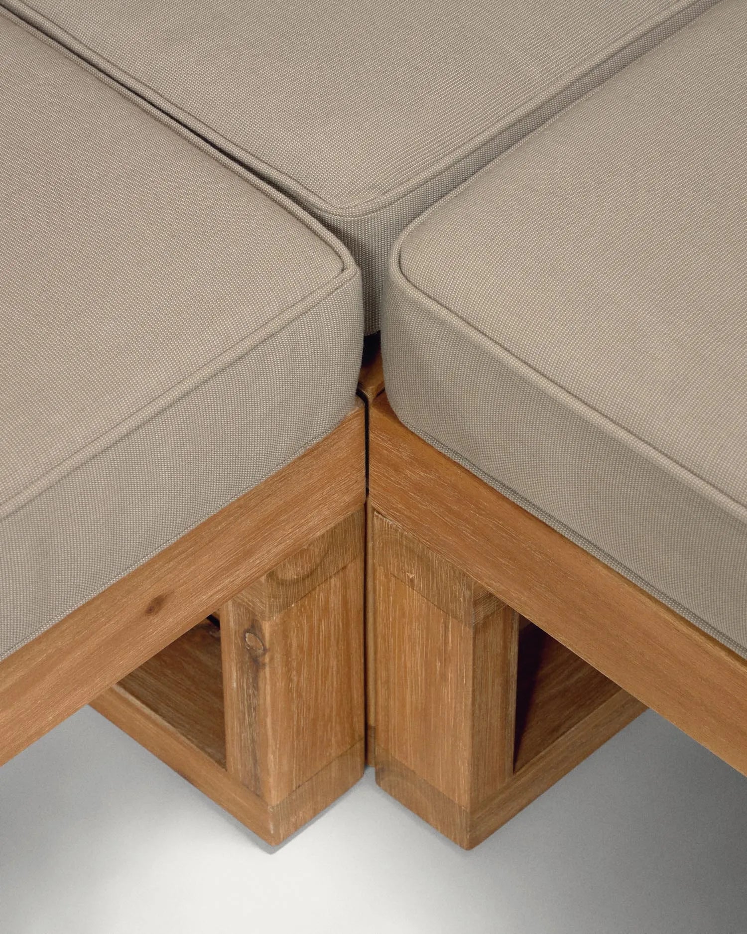 Elegantes 5-Sitzer Ecksofa aus FSC-zertifiziertem Akazienholz, ideal für stilvolle Entspannung im Freien.