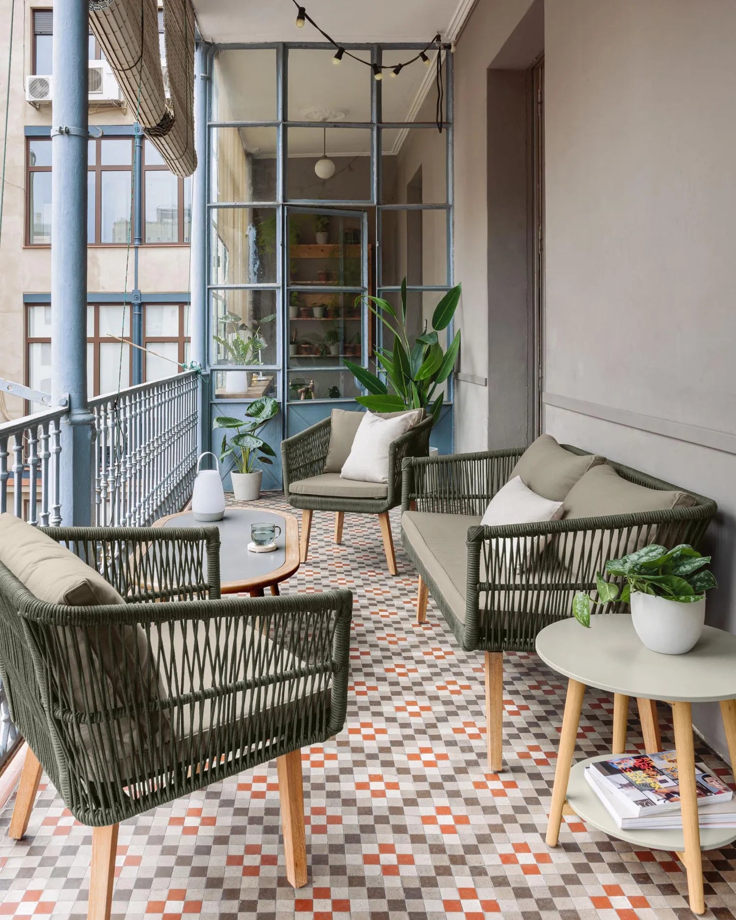Elegantes Set aus 2-Sitzer Sofa und Stühlen mit grünem Seil, Aluminiumrahmen und FSC-zertifiziertem Holz für stilvolle Entspannung.
