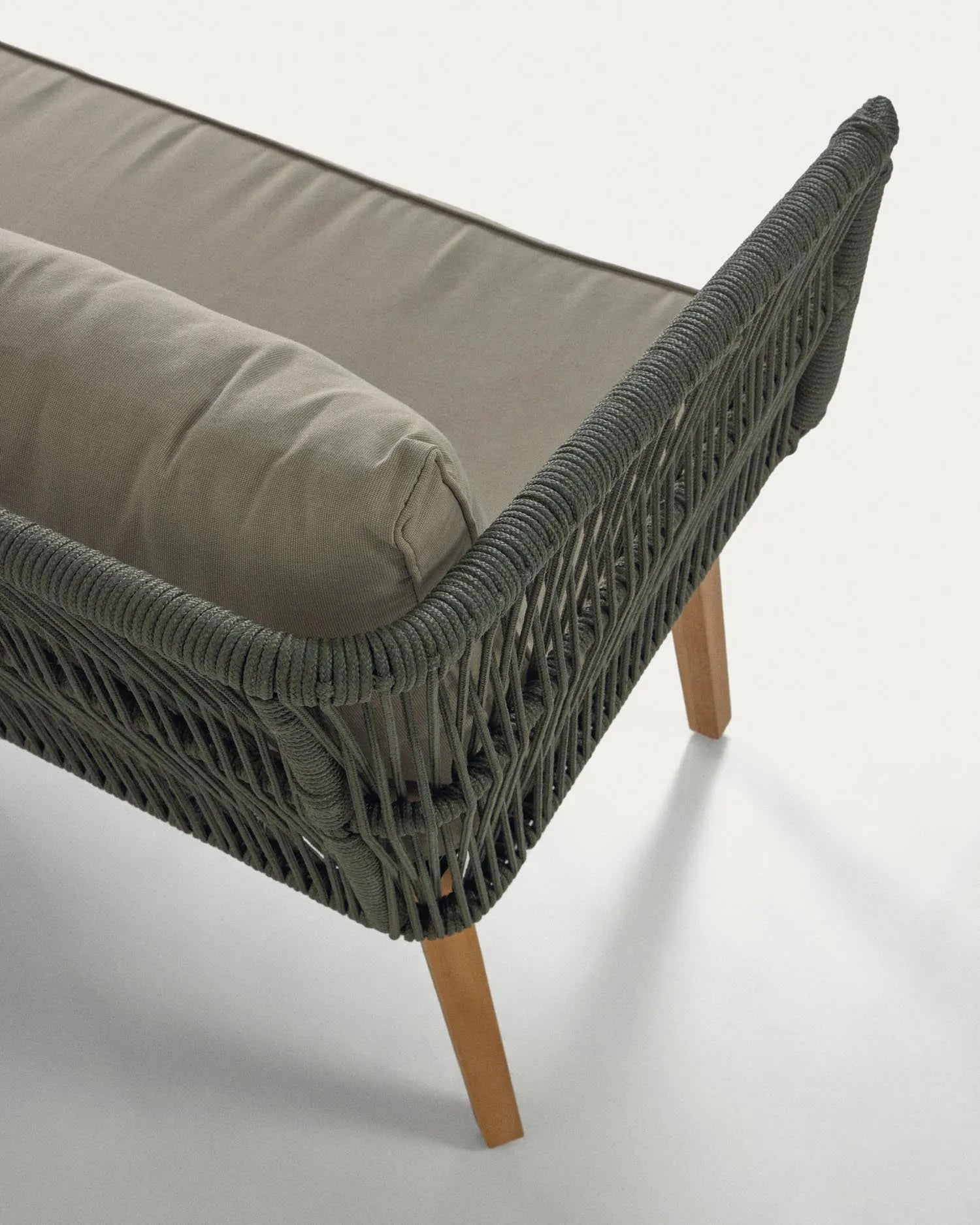 Elegantes Set aus 2-Sitzer Sofa und Stühlen mit grünem Seil, Aluminiumrahmen und FSC-zertifiziertem Holz für stilvolle Entspannung.