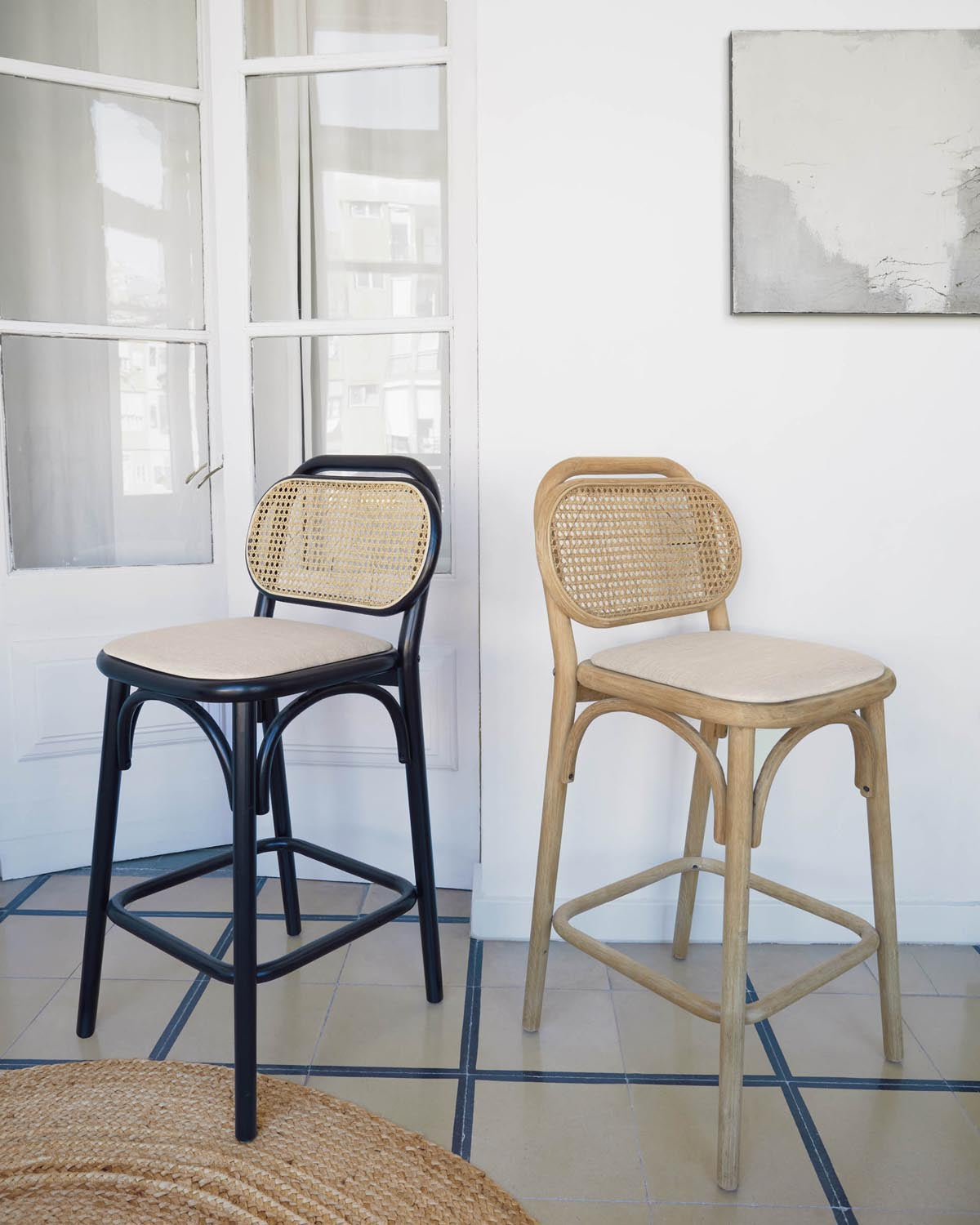 Stilvoller Hocker aus Eiche, 65 cm, mit weichem Polstersitz, FSC-zertifiziert.