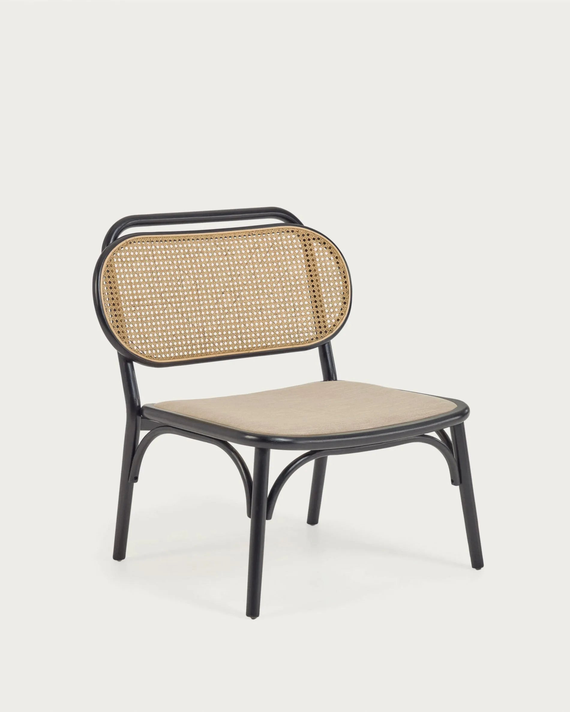 3D-Modell: Eleganter Sessel aus Ulme, schwarzes Finish, Rattanrücken, wasserabweisende Polsterung.