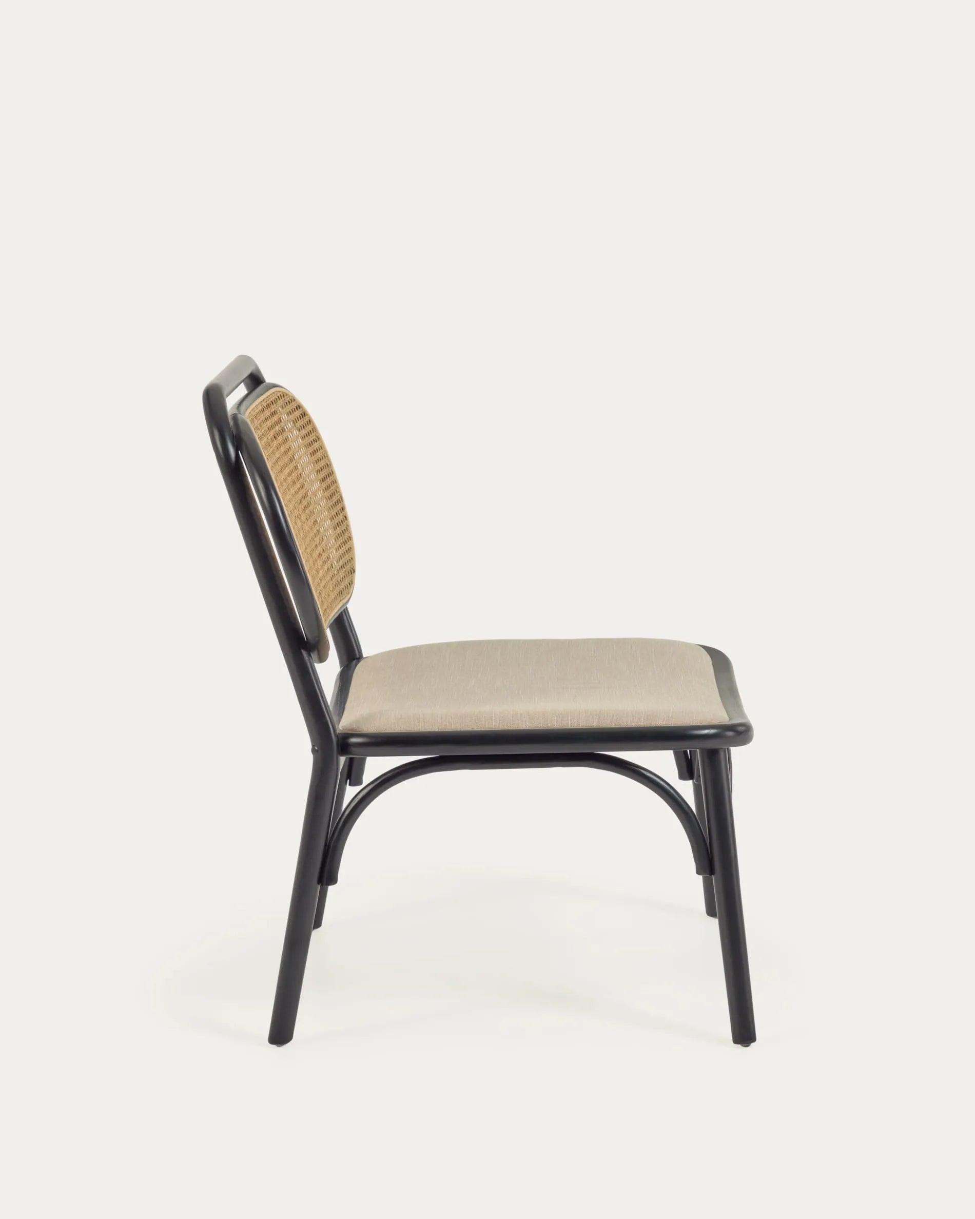 Eleganter Sessel aus massiver Ulme mit schwarzem Finish, Rattanrücken und wasserabweisender Polsterung für stilvollen Komfort.