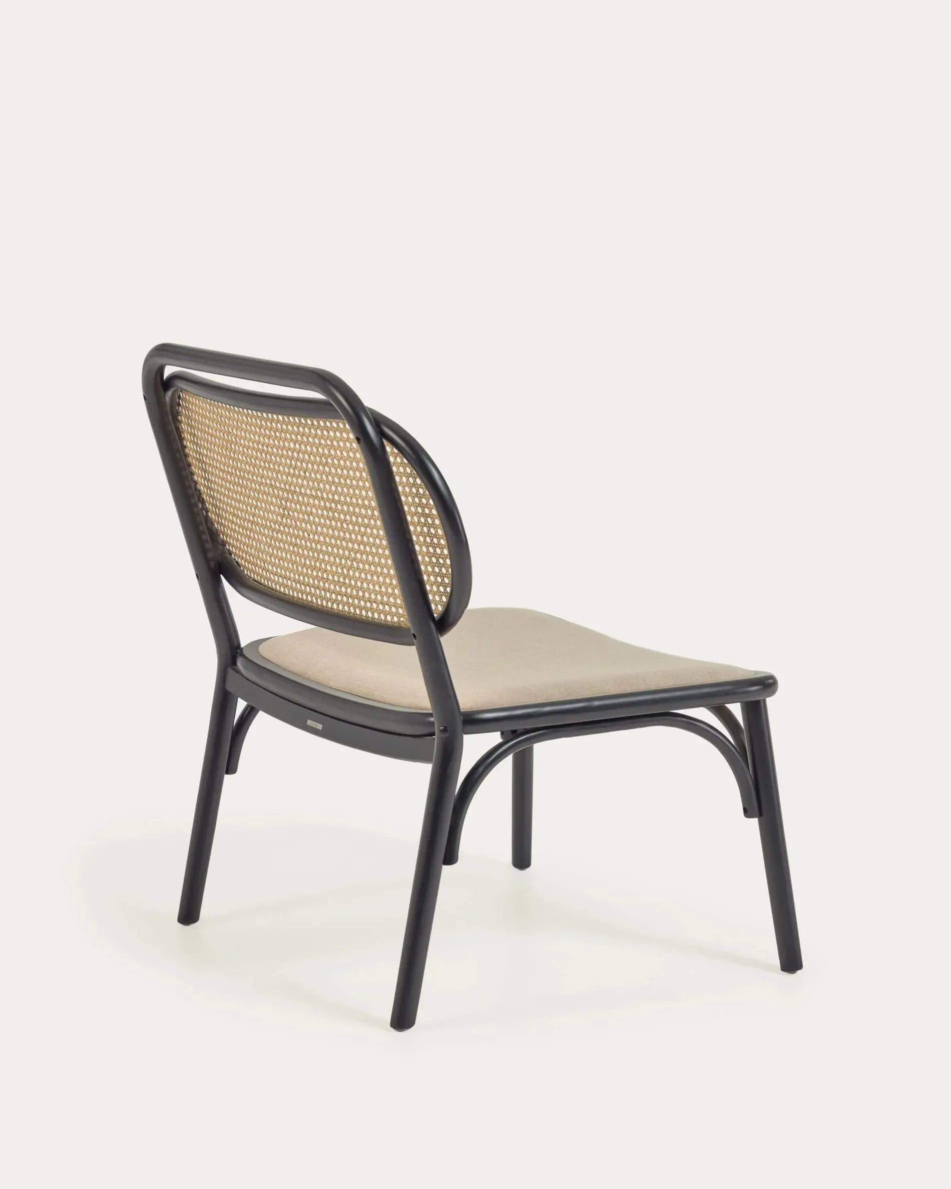 Eleganter Doriane Sessel aus massiver Ulme mit schwarzem Lackfinish und gepolstertem Sitz, ideal für zeitgemäße Inneneinrichtung.