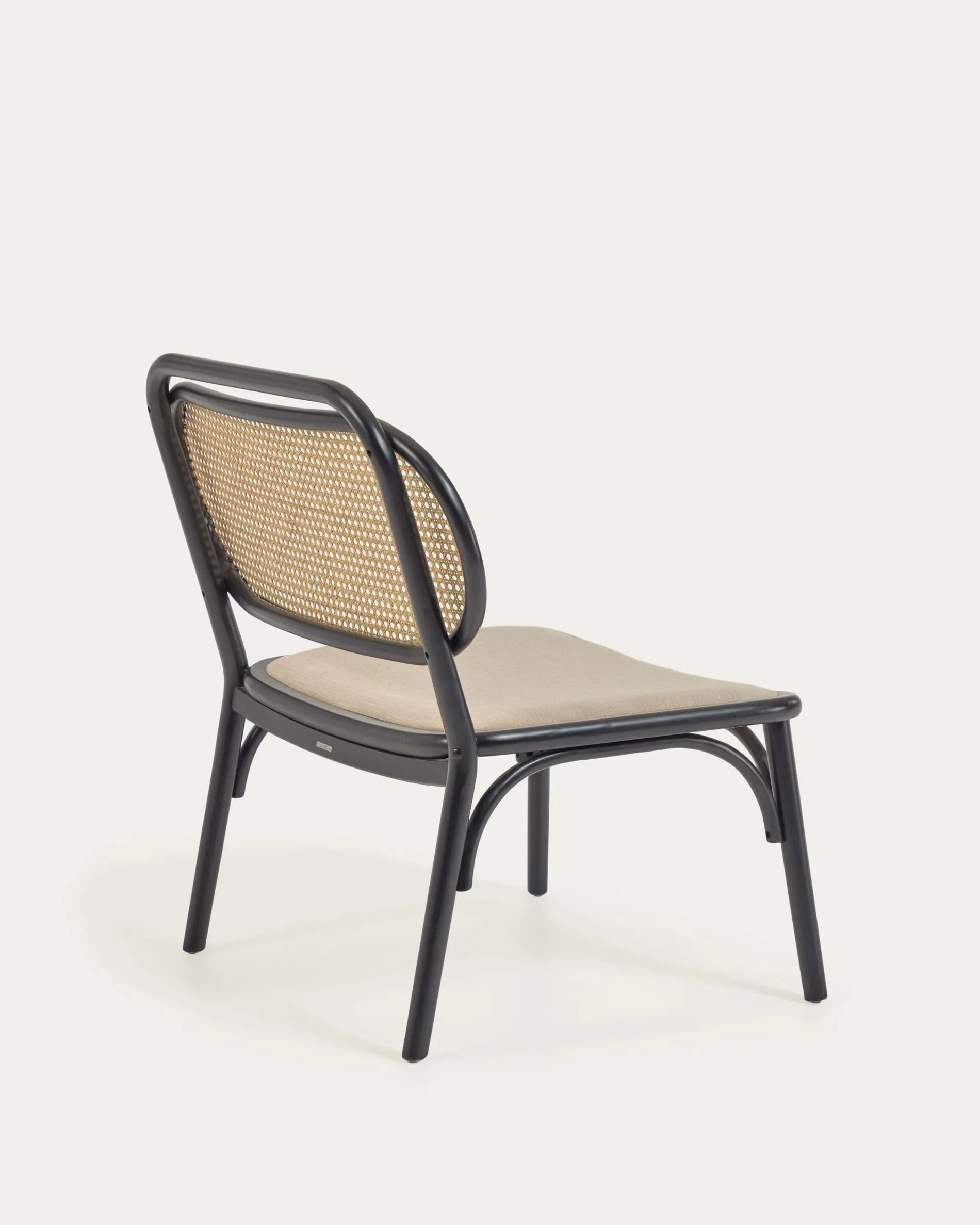 Eleganter Sessel aus massiver Ulme mit schwarzem Finish, Rattanrücken und wasserabweisender Polsterung für stilvollen Komfort.