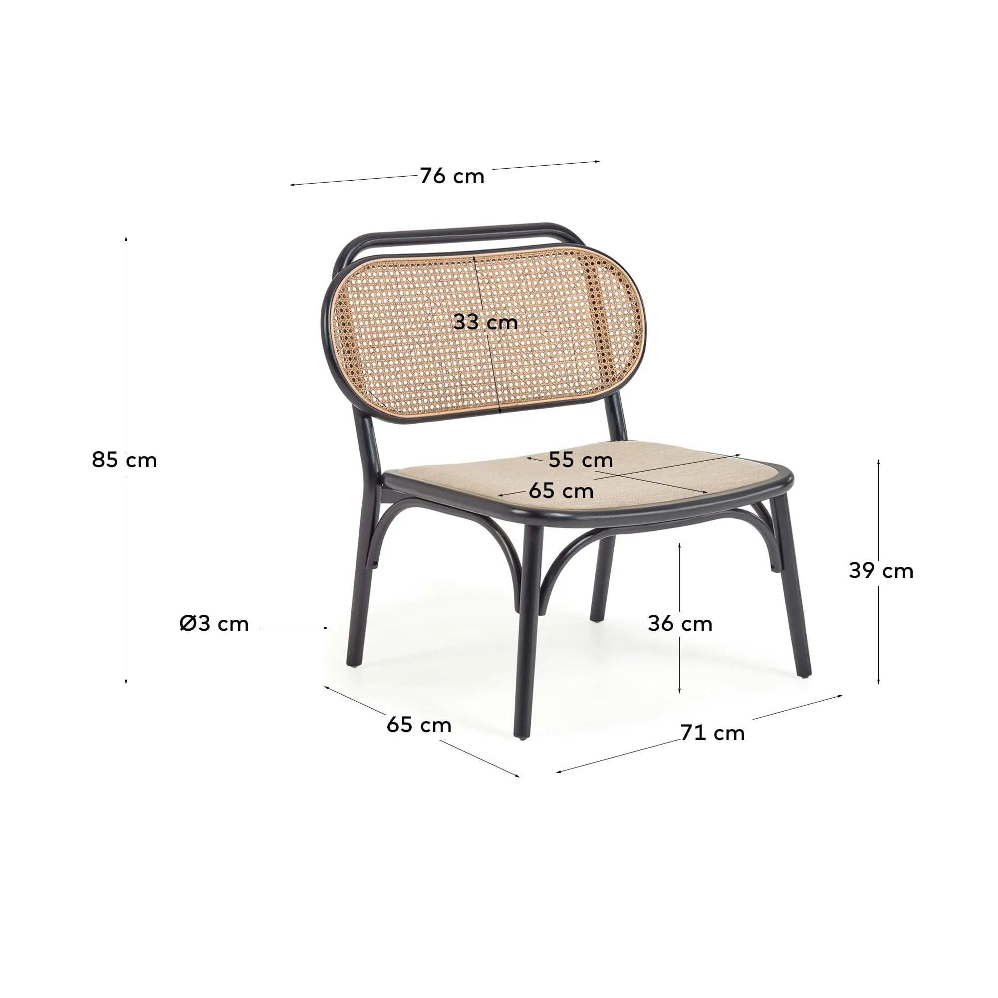 Eleganter Sessel aus massiver Ulme mit schwarzem Finish, Rattanrücken und wasserabweisender Polsterung für stilvollen Komfort.