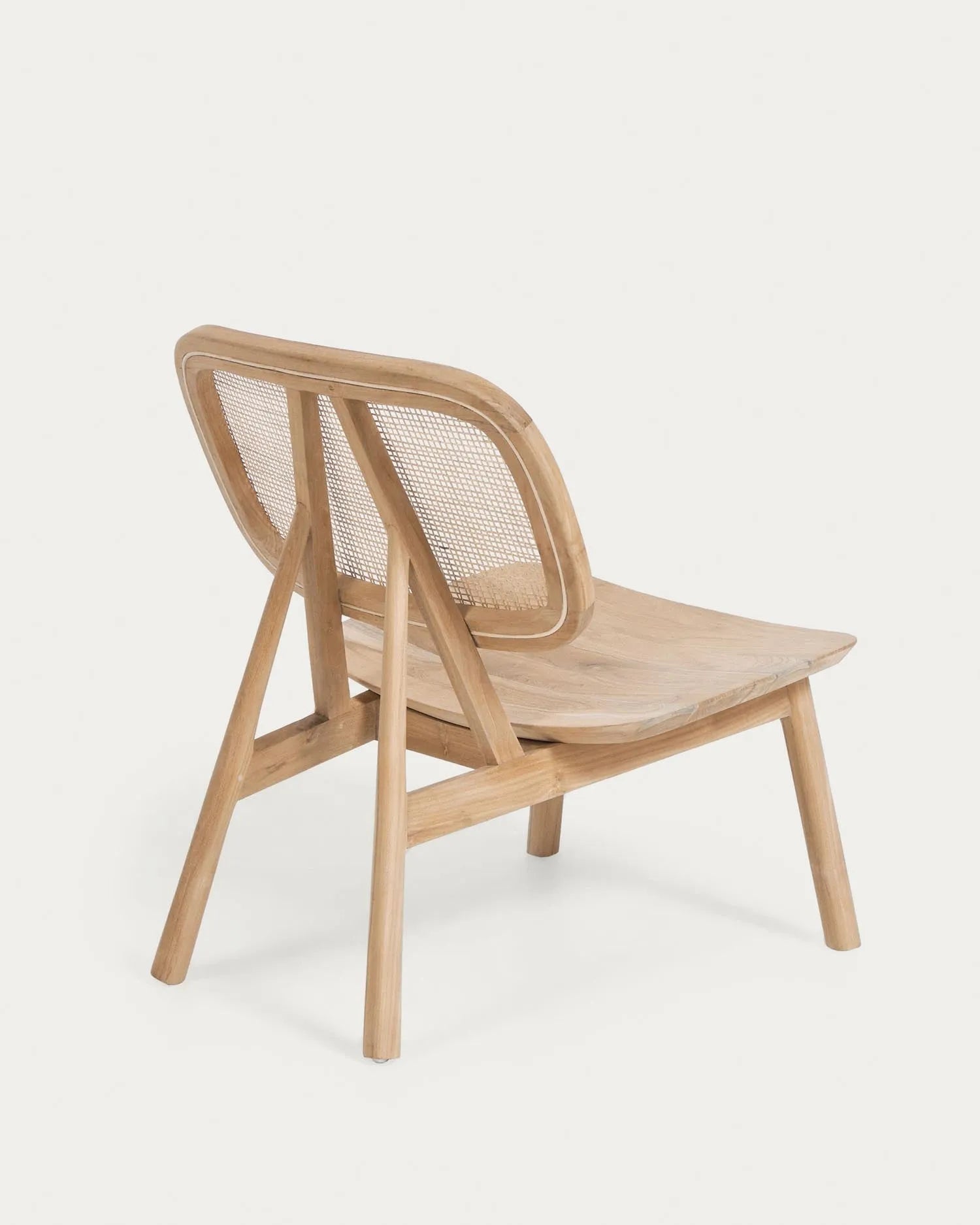 Eleganter Sessel aus Teakholz und Rattan, handgefertigt für Komfort und Stil, ideal für drinnen und draußen.