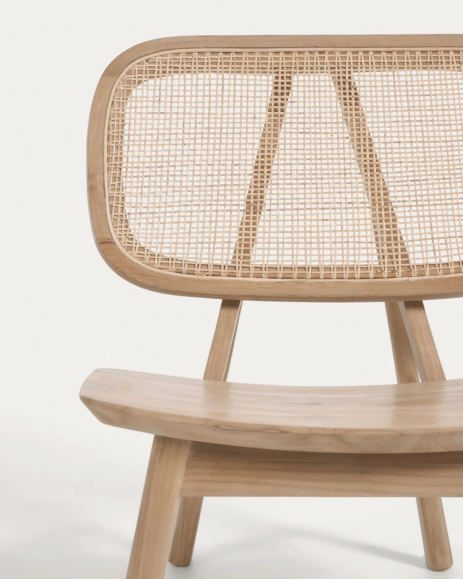Eleganter Sessel aus Teakholz und Rattan, handgefertigt für Komfort und Stil, ideal für drinnen und draußen.
