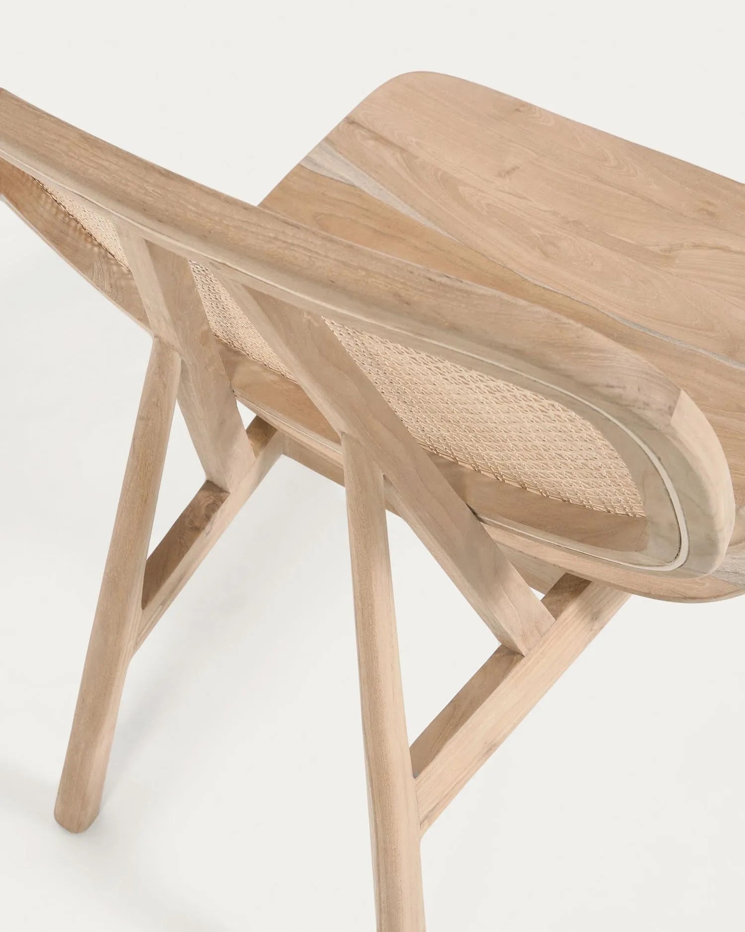 Eleganter Sessel aus Teakholz und Rattan, handgefertigt für Komfort und Stil, ideal für drinnen und draußen.