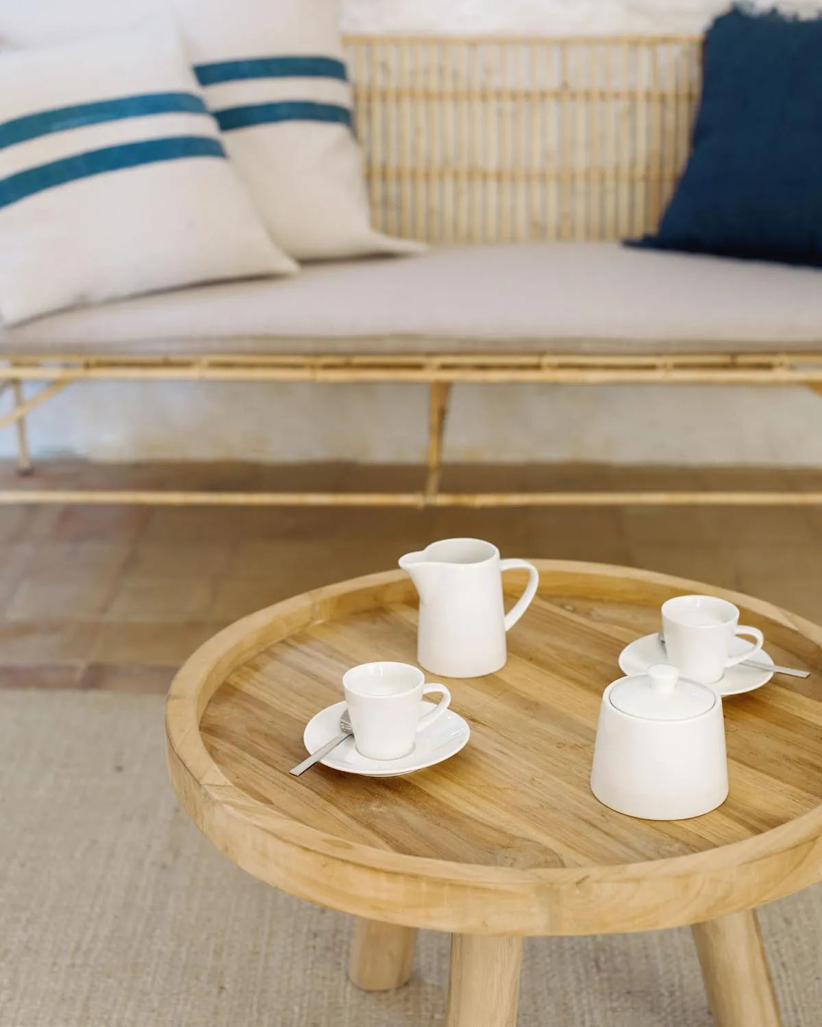 Eleganter Teakholz-Couchtisch Glenda Ø 55 cm – langlebig, umweltfreundlich und perfekt für stilvolle Wohnräume.