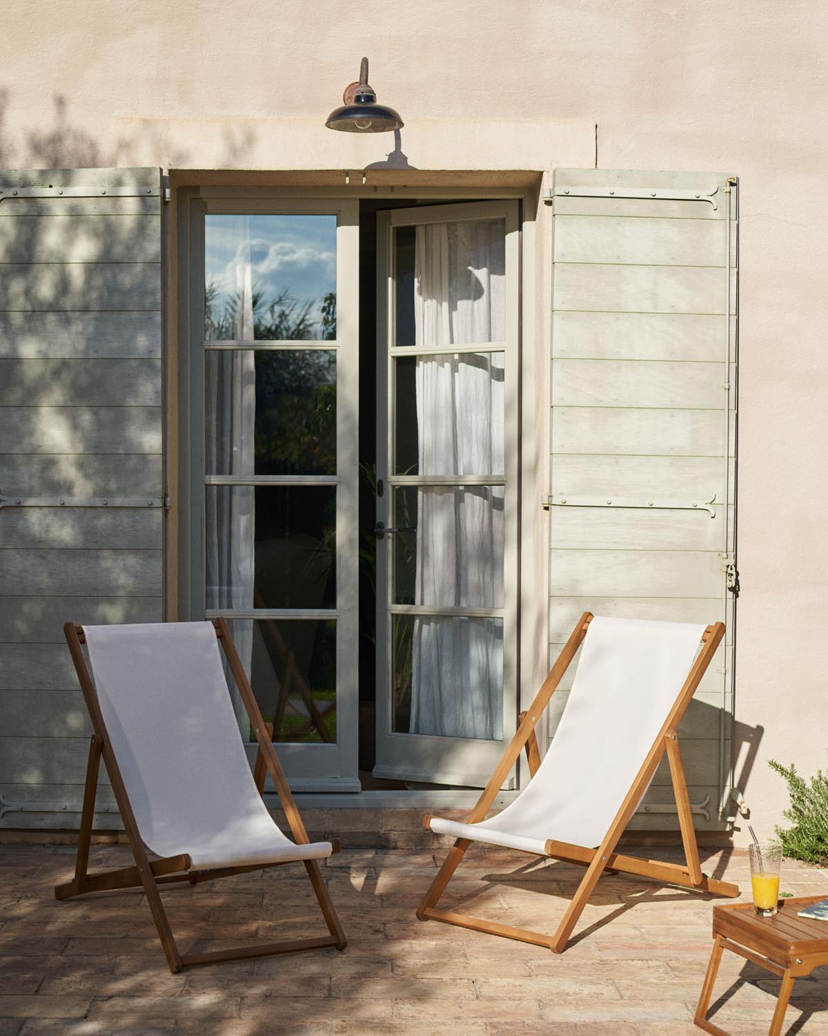 Adredna foldable outdoor lounge chair made of solid FSC 100% acacia wood in beige