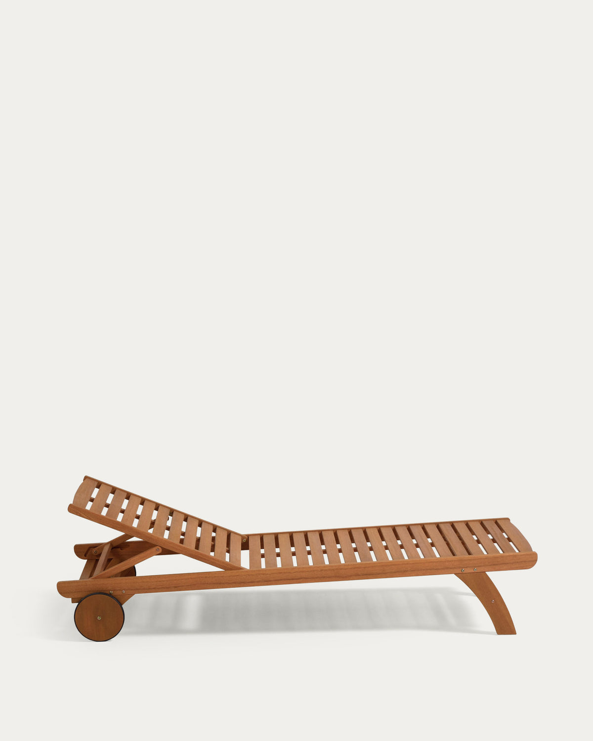 Beila Sonnenliege aus massivem Eukalyptusholz FSC 100% in Natur präsentiert im Onlineshop von KAQTU Design AG. Liegestuhl ist von Kave Home