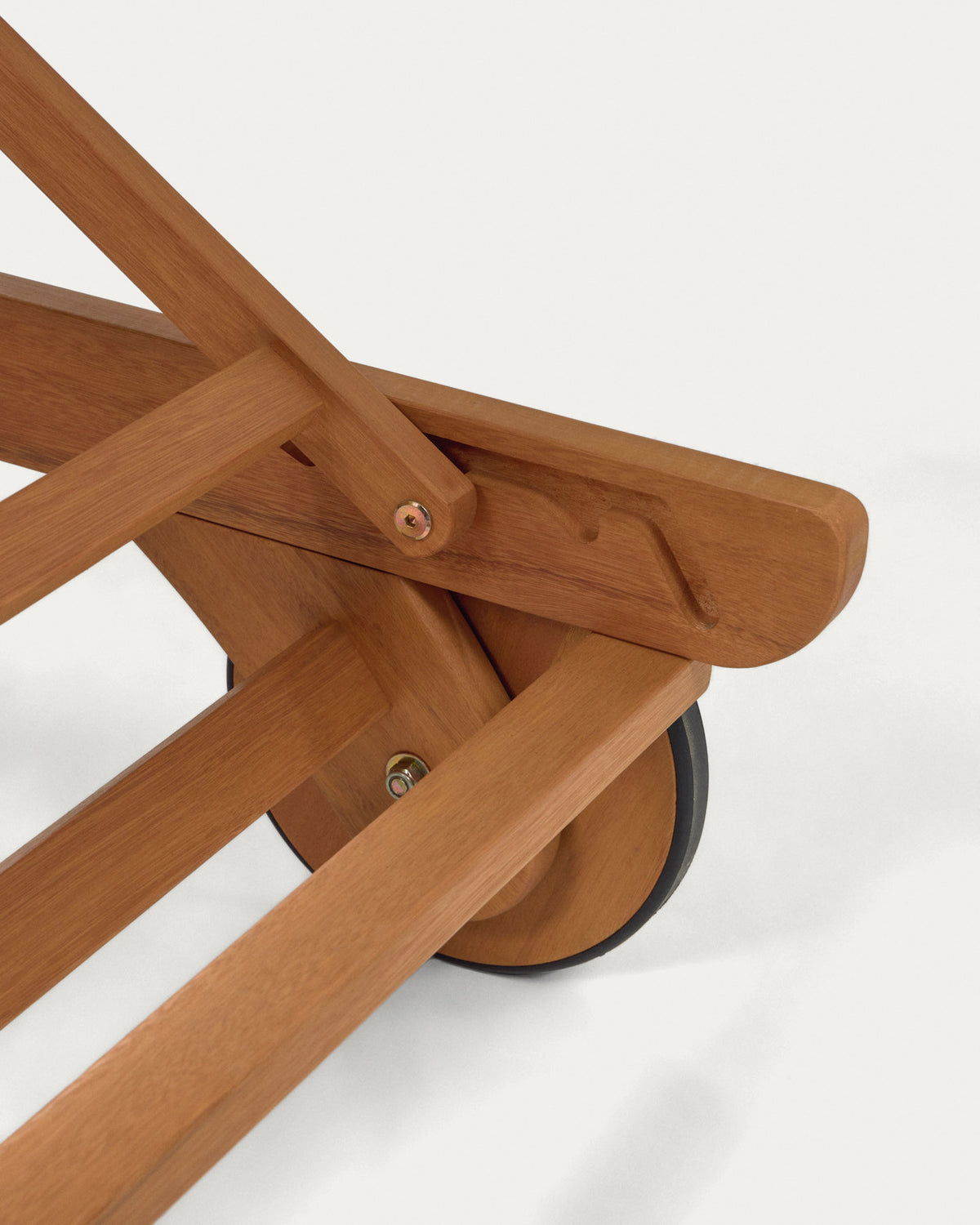 Beila Sonnenliege aus massivem Eukalyptusholz FSC 100% in Natur präsentiert im Onlineshop von KAQTU Design AG. Liegestuhl ist von Kave Home