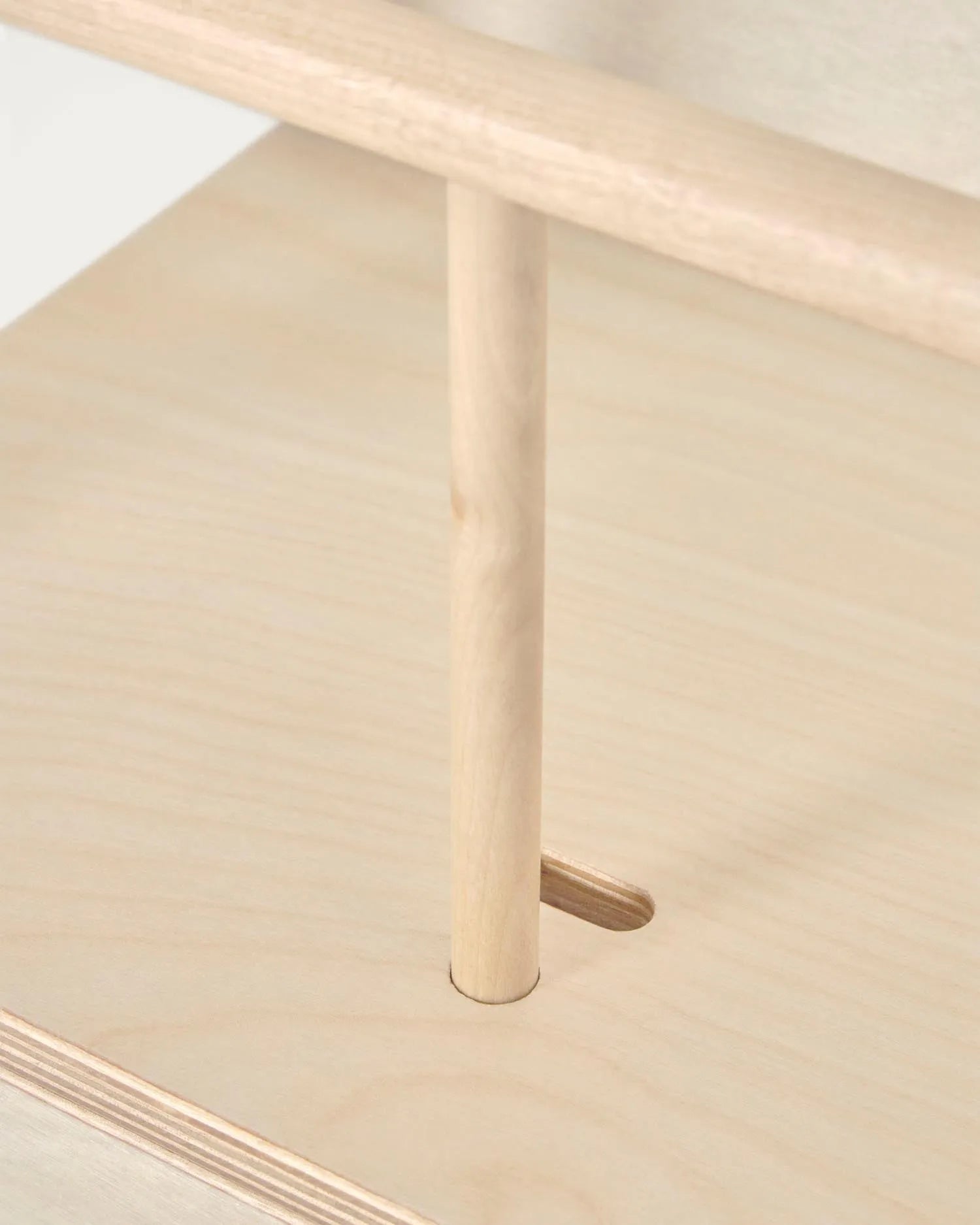 Der Nuun-Stuhl aus Birkenfurnier wächst mit Ihrem Kind mit, bietet Komfort und Sicherheit in stilvollem Design.