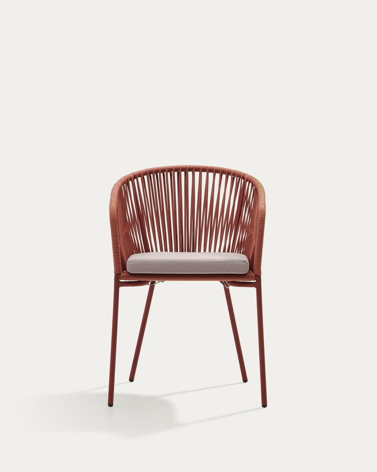 Yanet Stuhl aus Seil in Terrakotta mit Beinen aus verzinktem Stahl in Terrakotta präsentiert im Onlineshop von KAQTU Design AG. Gartenstuhl mit Armlehnen ist von Kave Home