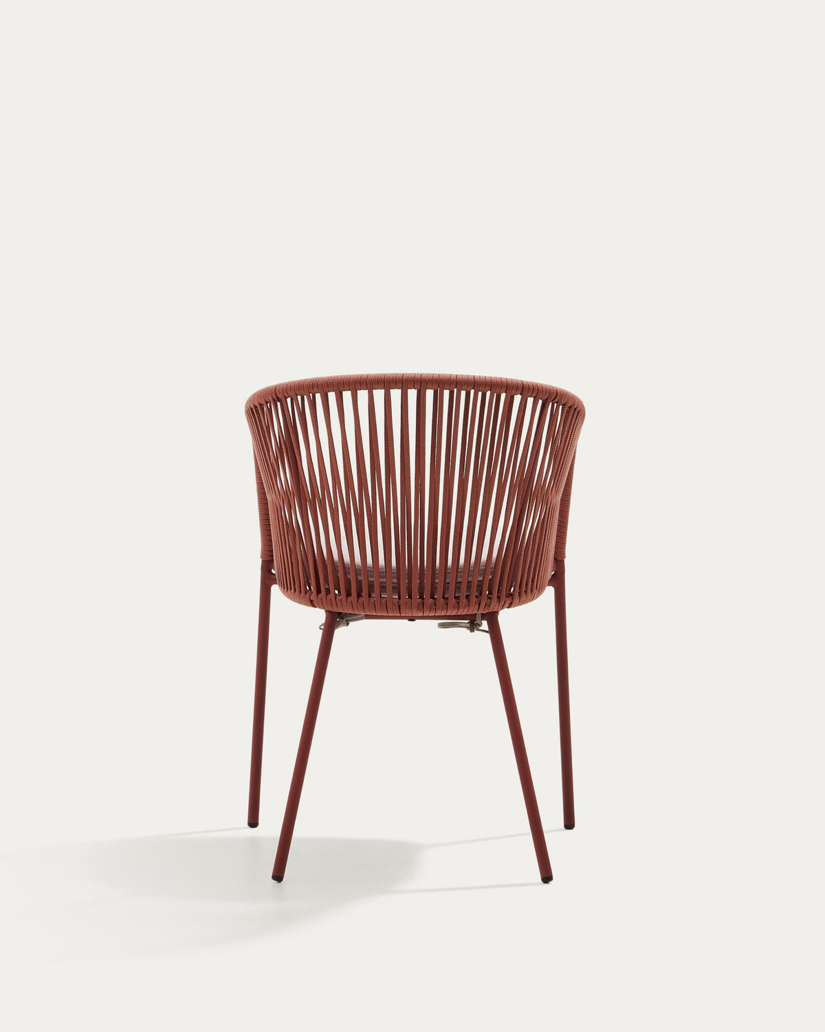 Yanet Stuhl aus Seil in Terrakotta mit Beinen aus verzinktem Stahl in Terrakotta präsentiert im Onlineshop von KAQTU Design AG. Gartenstuhl mit Armlehnen ist von Kave Home