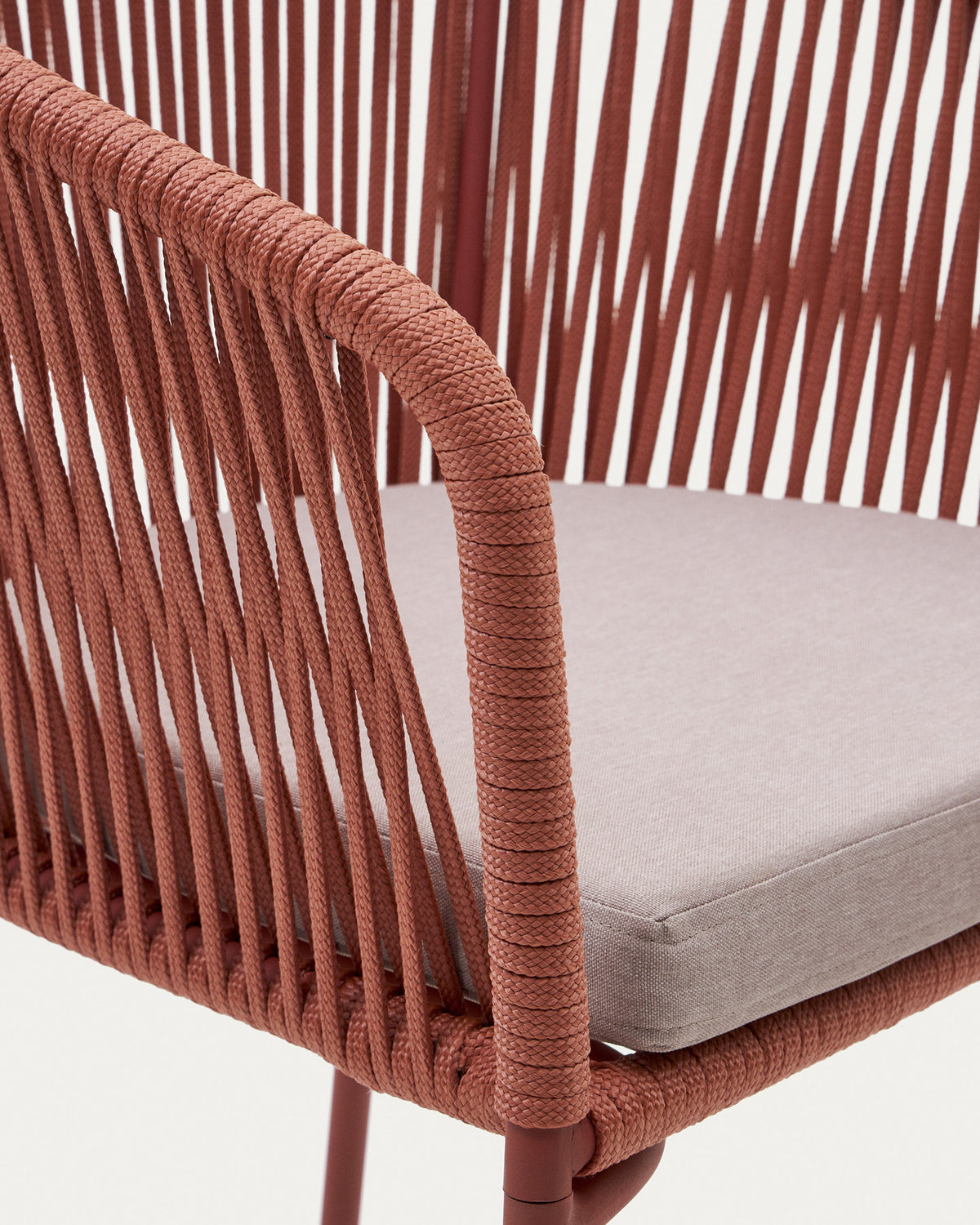 Yanet Stuhl aus Seil in Terrakotta mit Beinen aus verzinktem Stahl in Terrakotta präsentiert im Onlineshop von KAQTU Design AG. Gartenstuhl mit Armlehnen ist von Kave Home