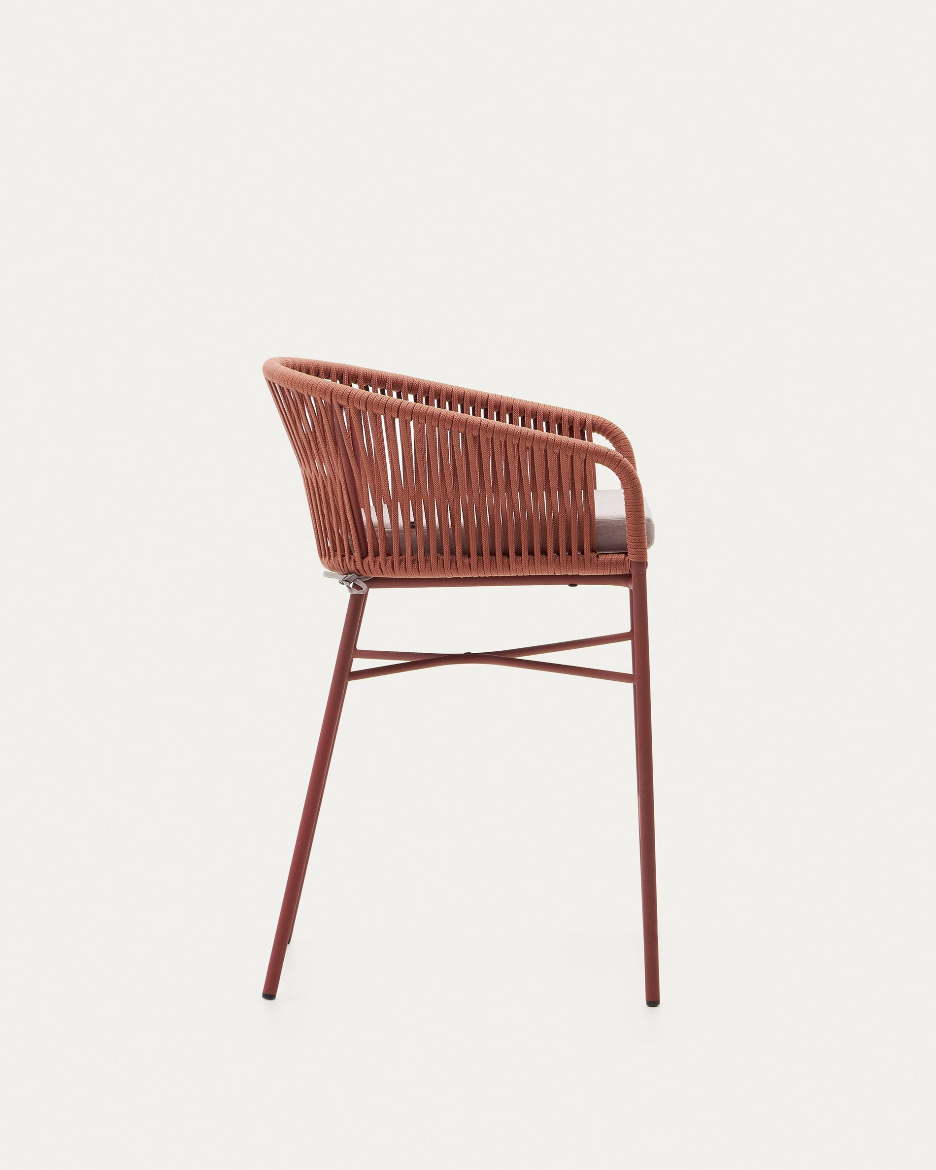 Moderner stapelbarer Hocker Yanet, 65 cm, mit Terrakotta-Seil, ideal für stilvolle und funktionale Einrichtung.