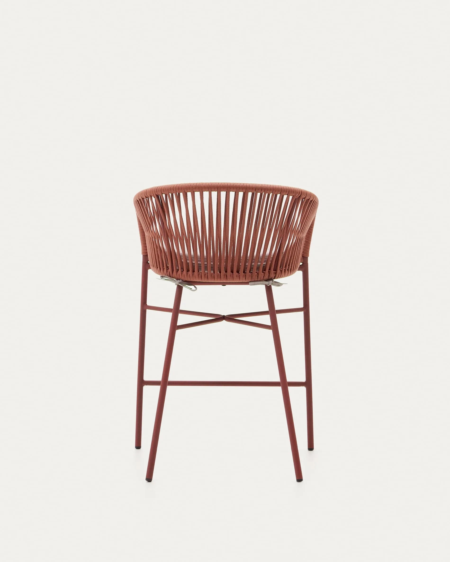 Der Yanet Hocker in Terrakotta vereint stilvolles Design mit Funktionalität. Handgeflochten und stapelbar, ideal für drinnen und draußen.