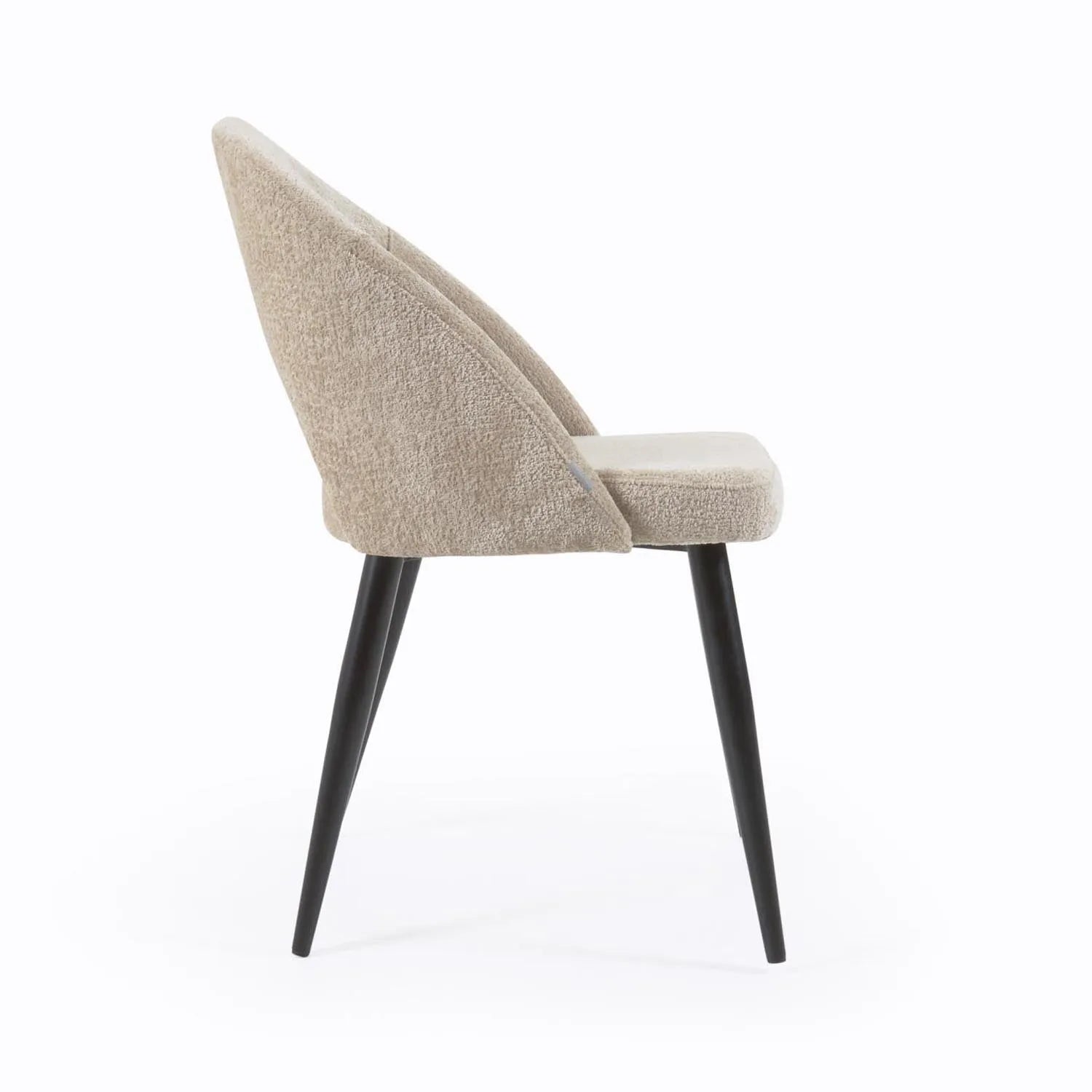 Stuhl Mael: Beiger Chenille, schwarze Stahlbeine, modern von Kave Home.
