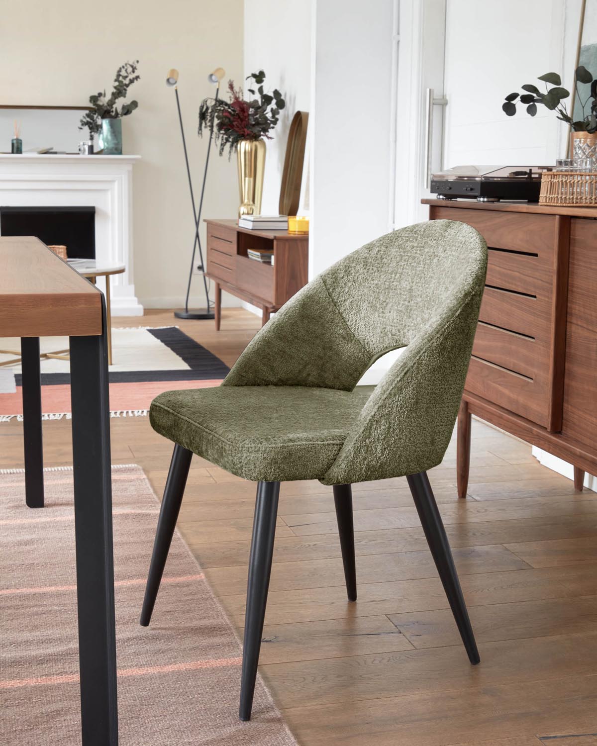 Stuhl Mael aus grünem Chenille und Stahlbeinen mit schwarzem Finish