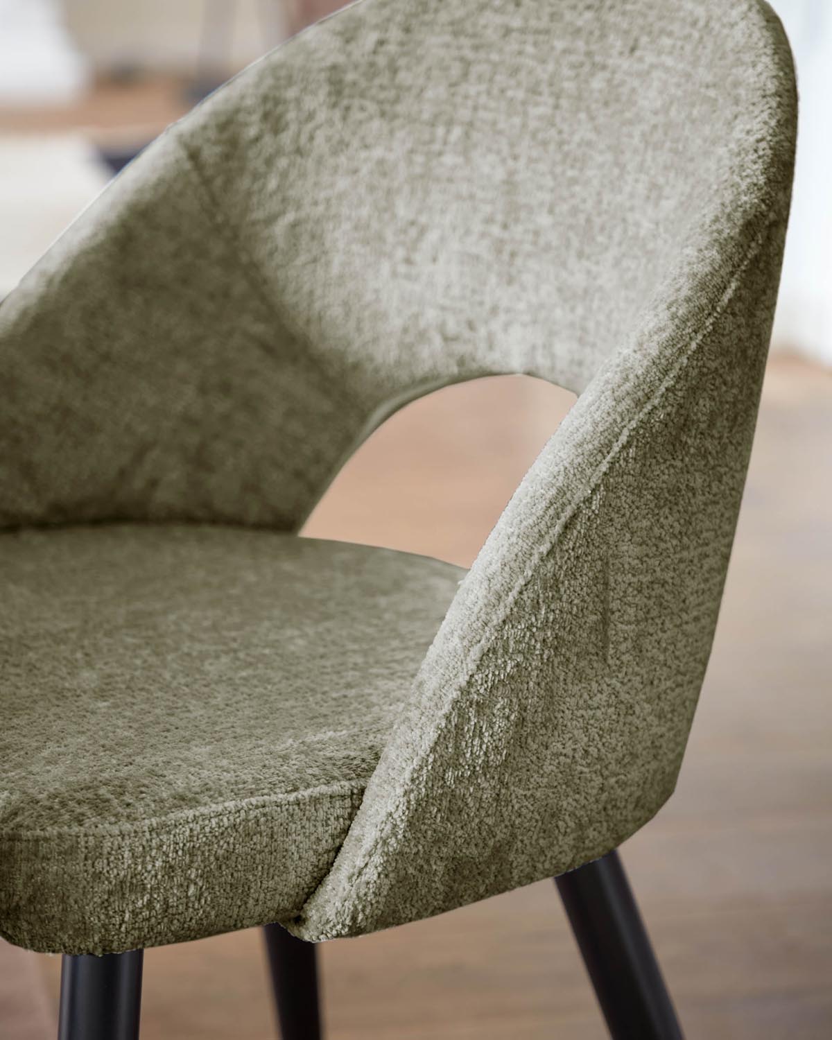 Stuhl Mael: Grünes Chenille, schwarze Stahlbeine, Kave Home Design.