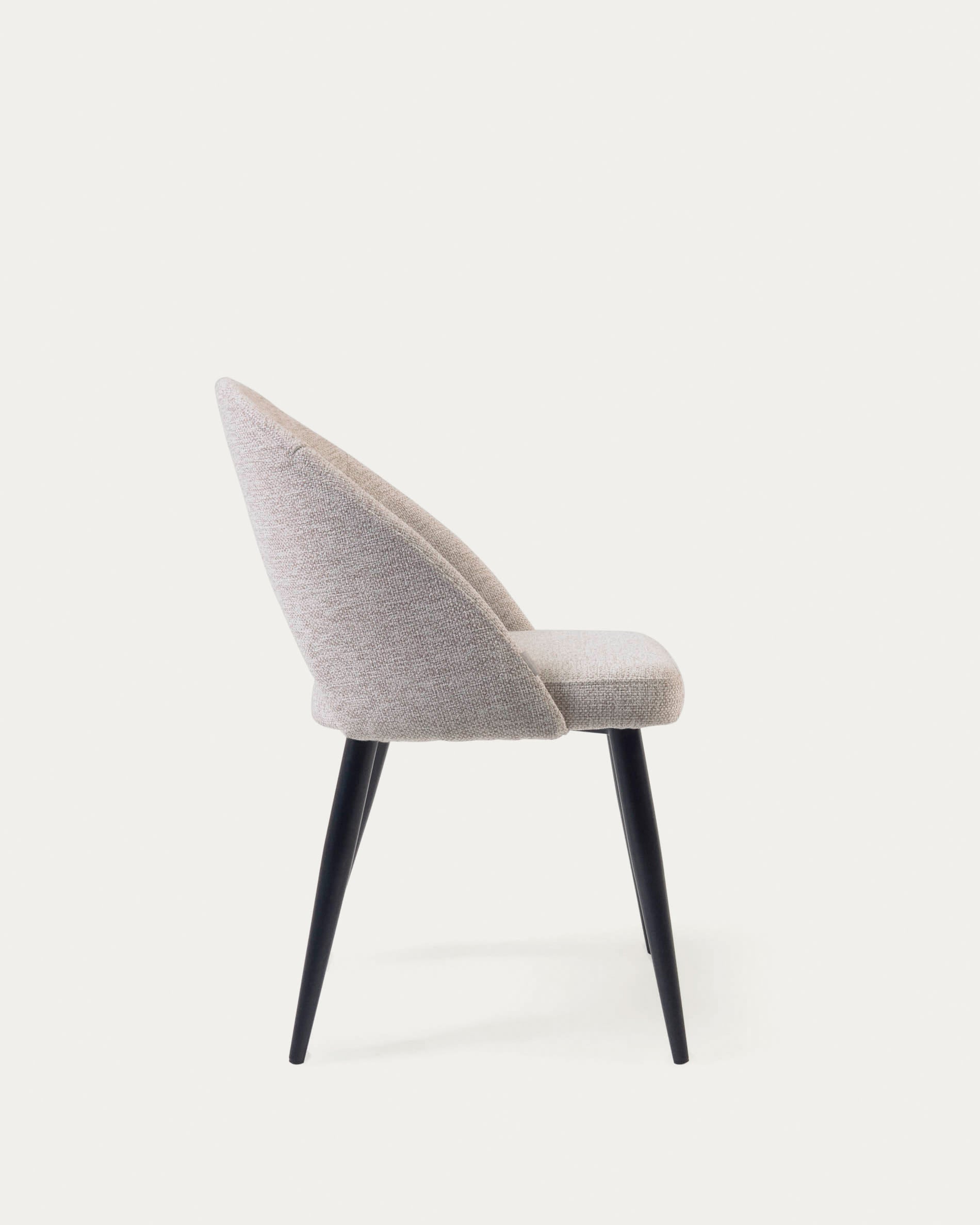 Eleganter Stuhl Mael beige mit stilvollen schwarzen Stahlbeinen.