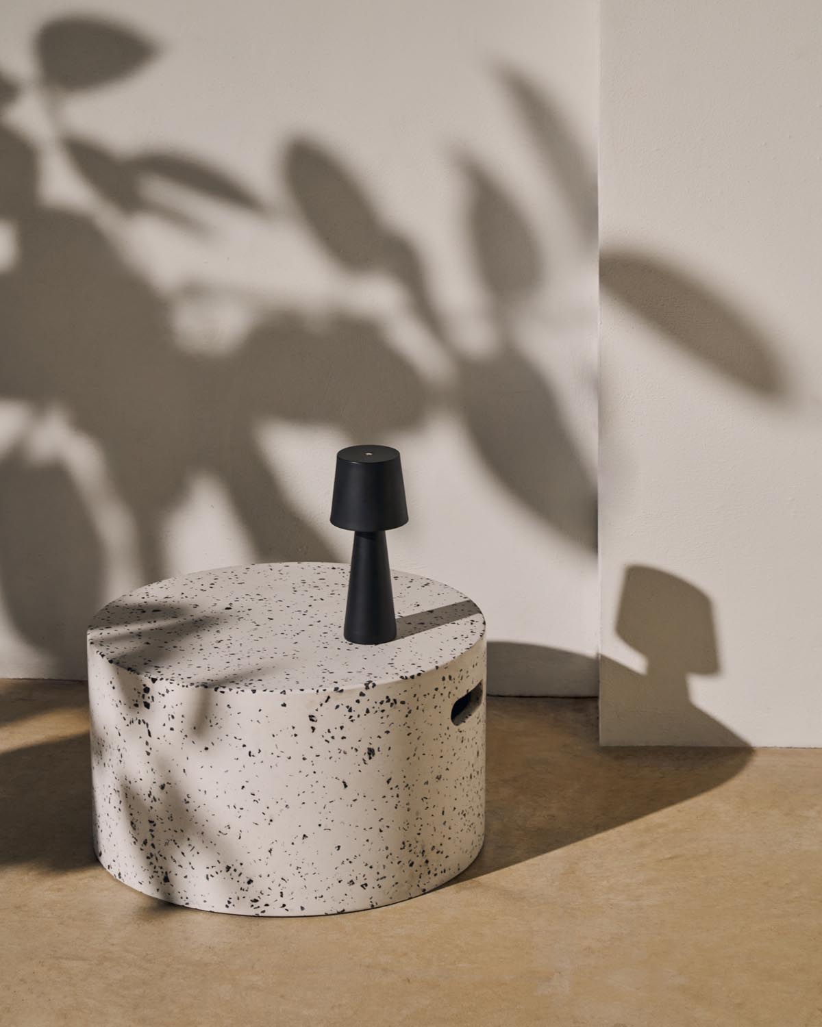 Eleganter Terrazzo-Couchtisch für stilvolle Outdoor-Oasen.