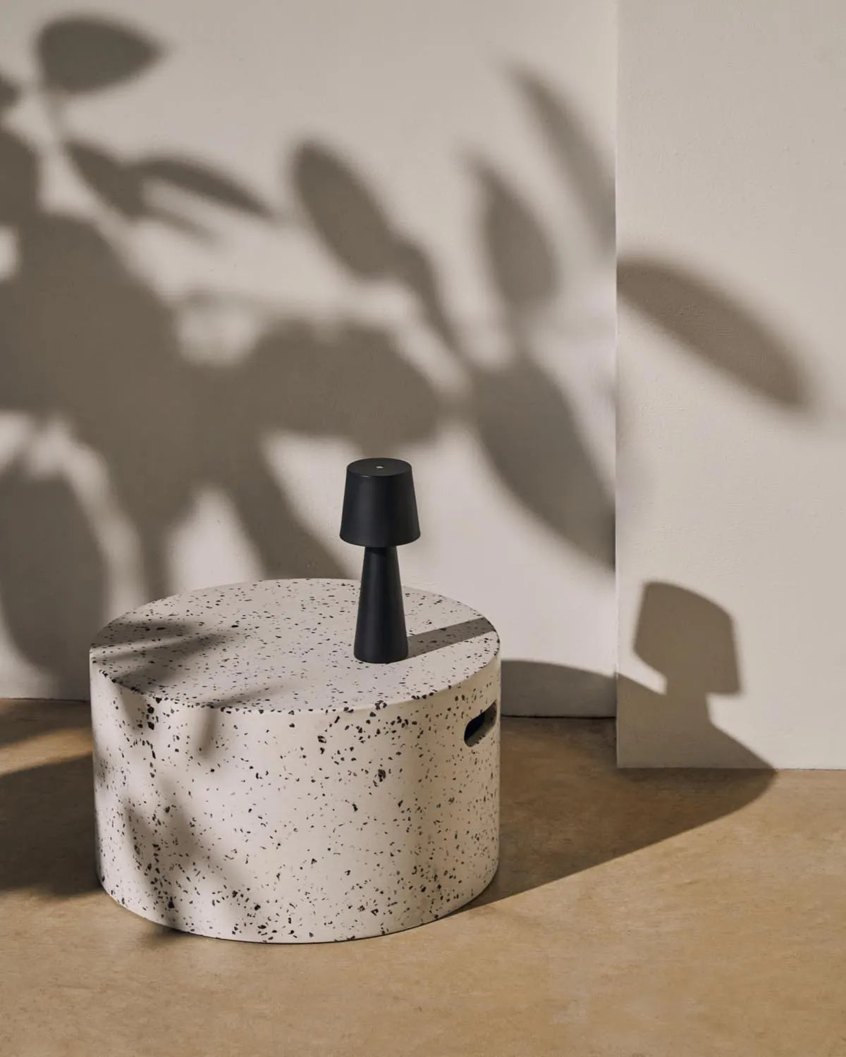 Eleganter Terrazzo-Couchtisch für stilvolle Outdoor-Oasen.