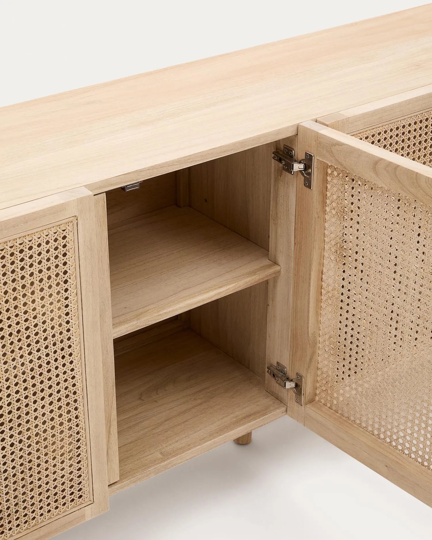 Das Rexit Sideboard vereint modernes Design mit Wiener Geflecht und Mindi-Holz, ideal für stilvolle Aufbewahrung.