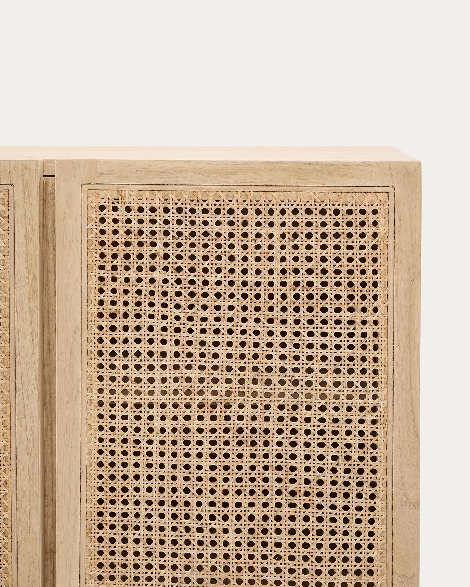 Das Rexit Sideboard vereint modernes Design mit Wiener Geflecht und Mindi-Holz, ideal für stilvolle Aufbewahrung.