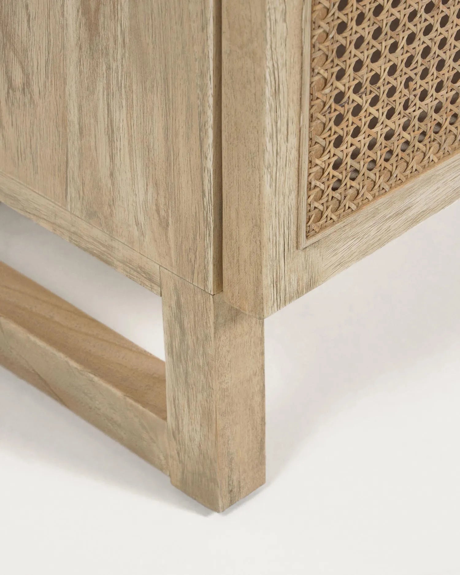 Der Rexit TV-Schrank kombiniert robustes Mindiholz mit Rattan für stilvollen Stauraum in modernem Design.