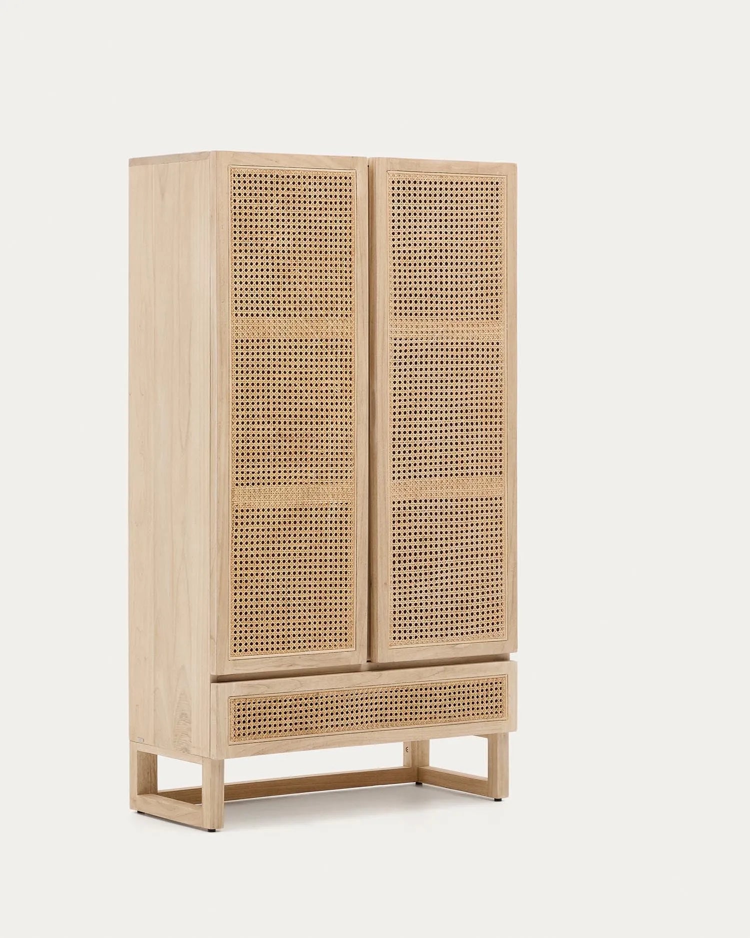 Der Rexit Schrank vereint massives Holz, Mindi Furnier und Rattan zu einem stilvollen, funktionalen Möbelstück mit großzügigem Stauraum.