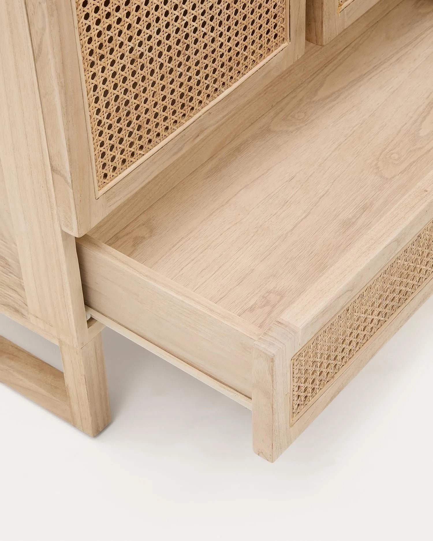 Der Rexit Schrank vereint massives Holz, Mindi Furnier und Rattan zu einem stilvollen, funktionalen Möbelstück mit großzügigem Stauraum.
