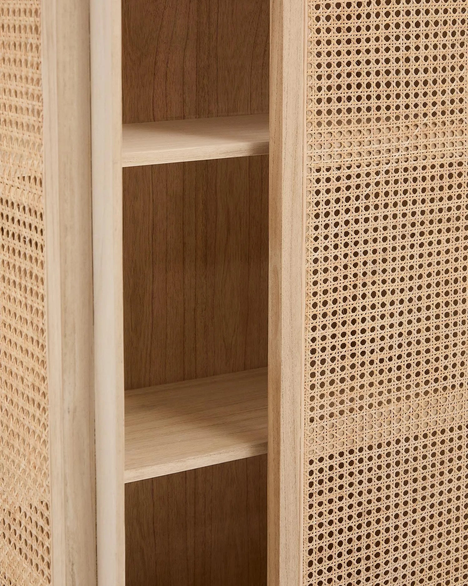 Der Rexit Schrank vereint massives Holz, Mindi Furnier und Rattan zu einem stilvollen, funktionalen Möbelstück mit großzügigem Stauraum.